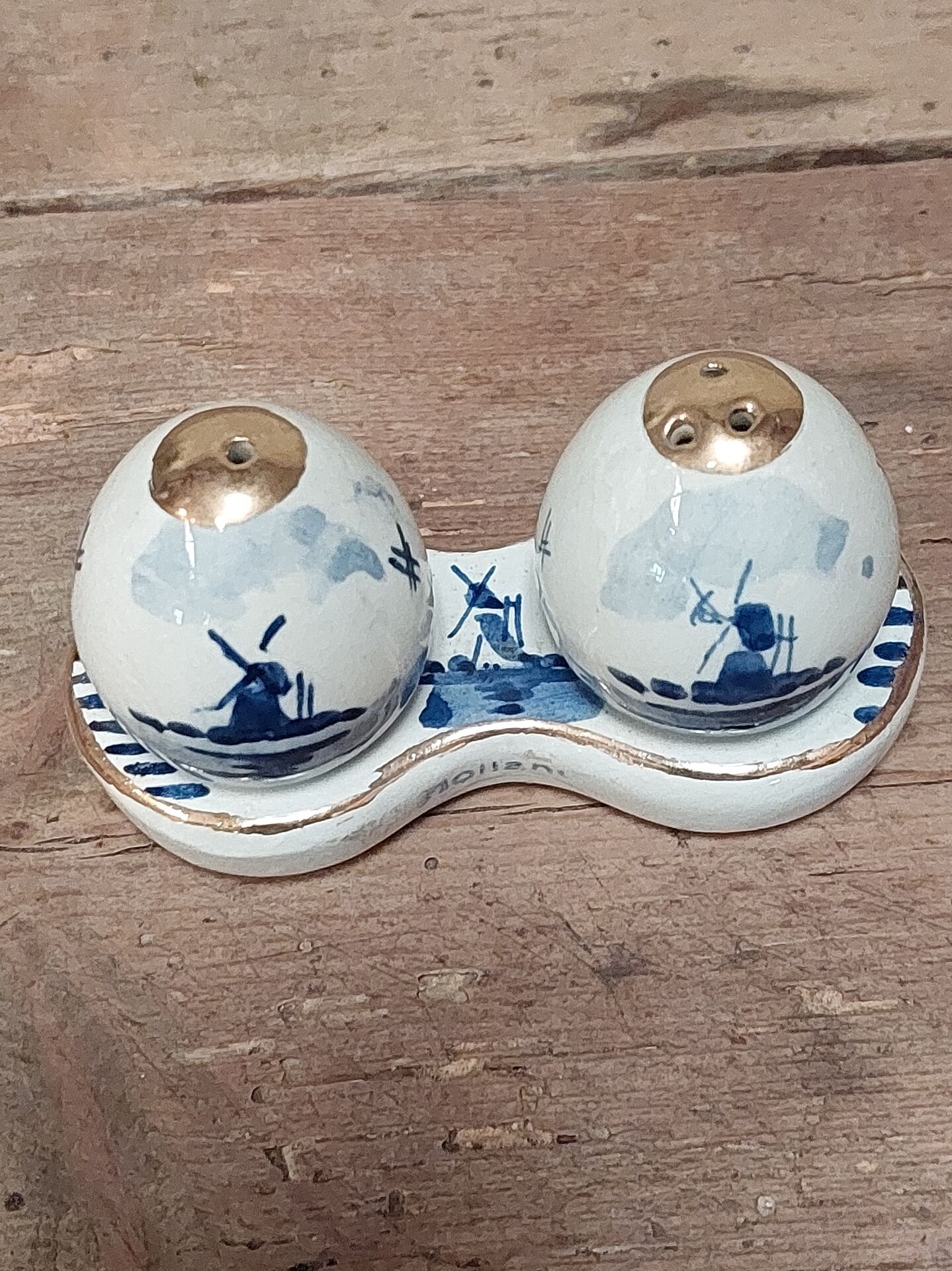 Salt and pepper shaker in Delftware pottery.