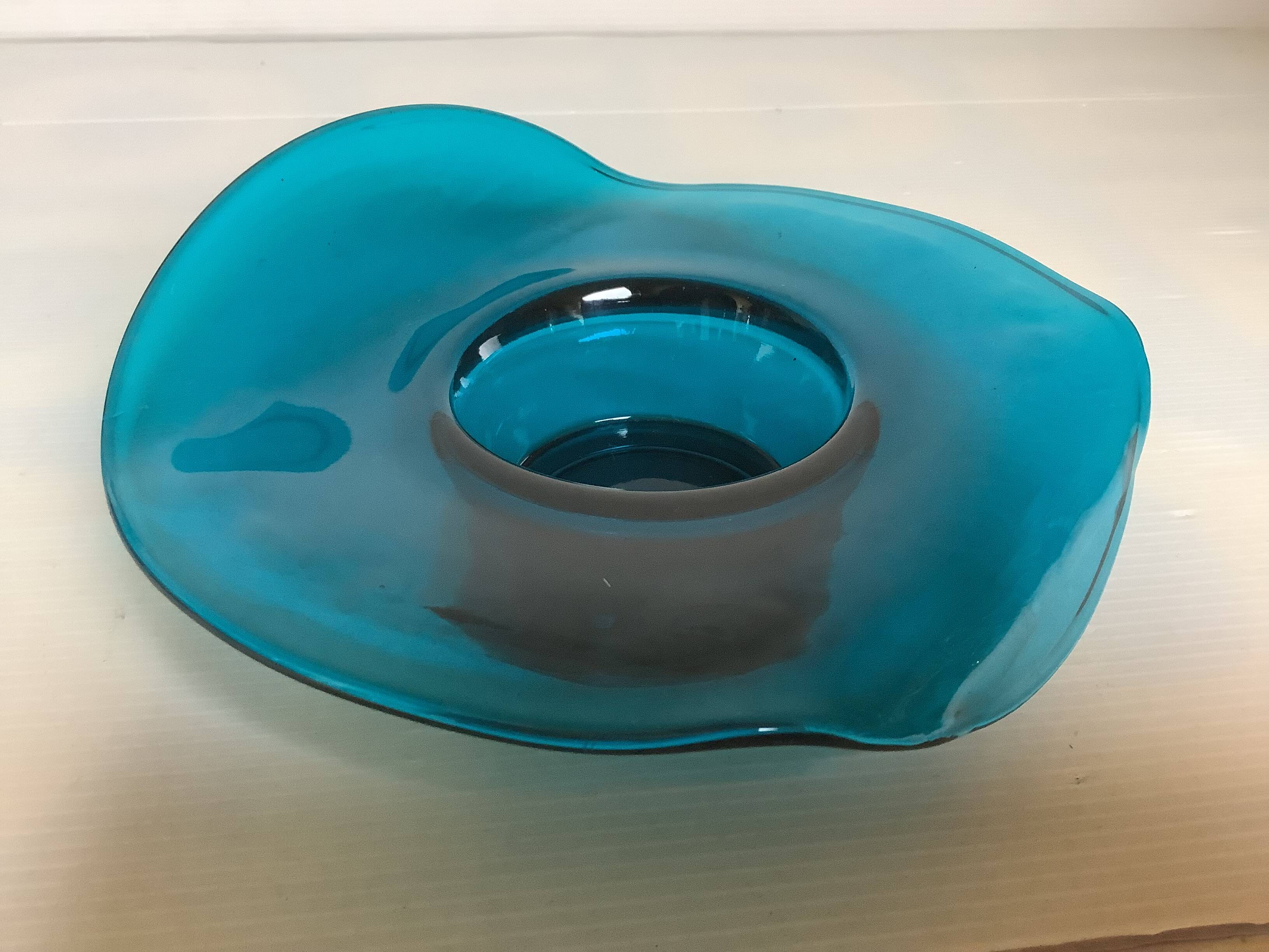 Bougeoir tordu en verre bleu