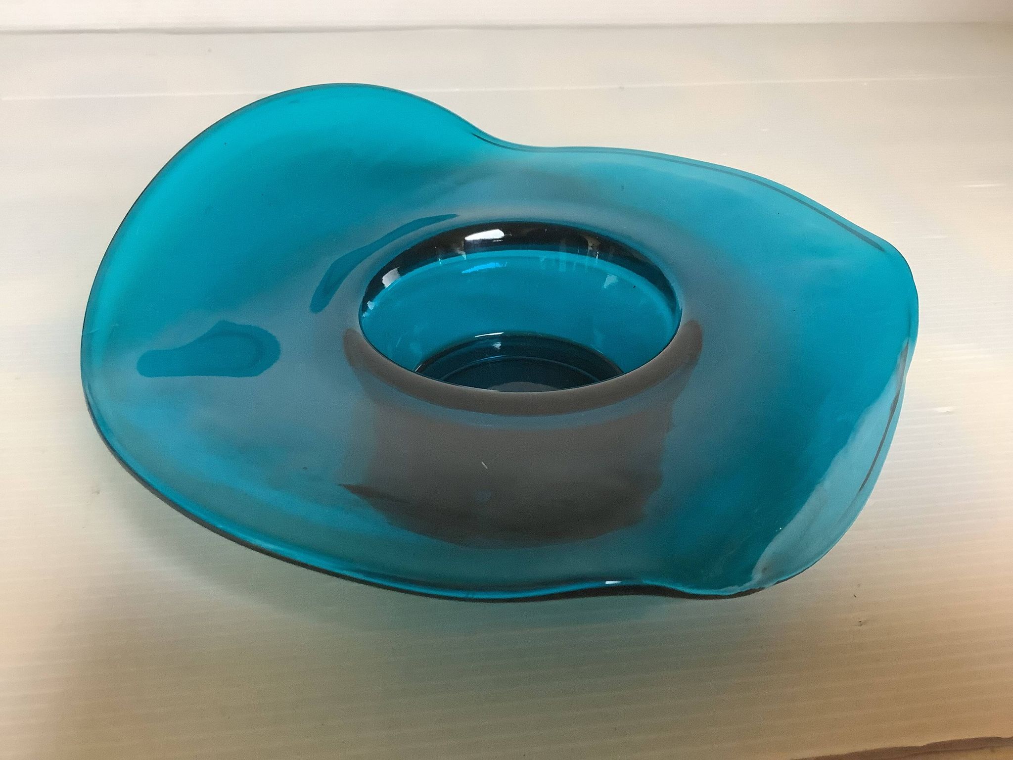 Bougeoir tordu en verre bleu