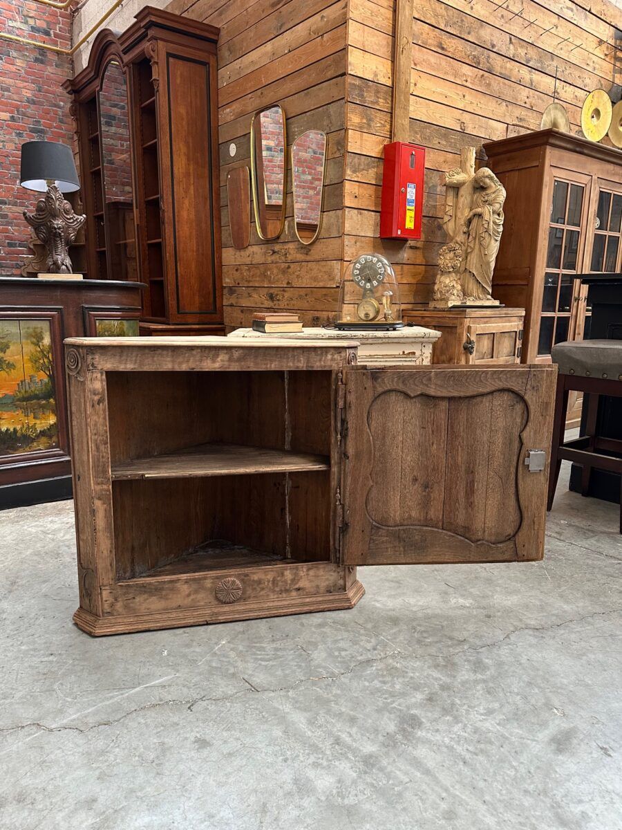Corner cabinet in oak from the 18th century.