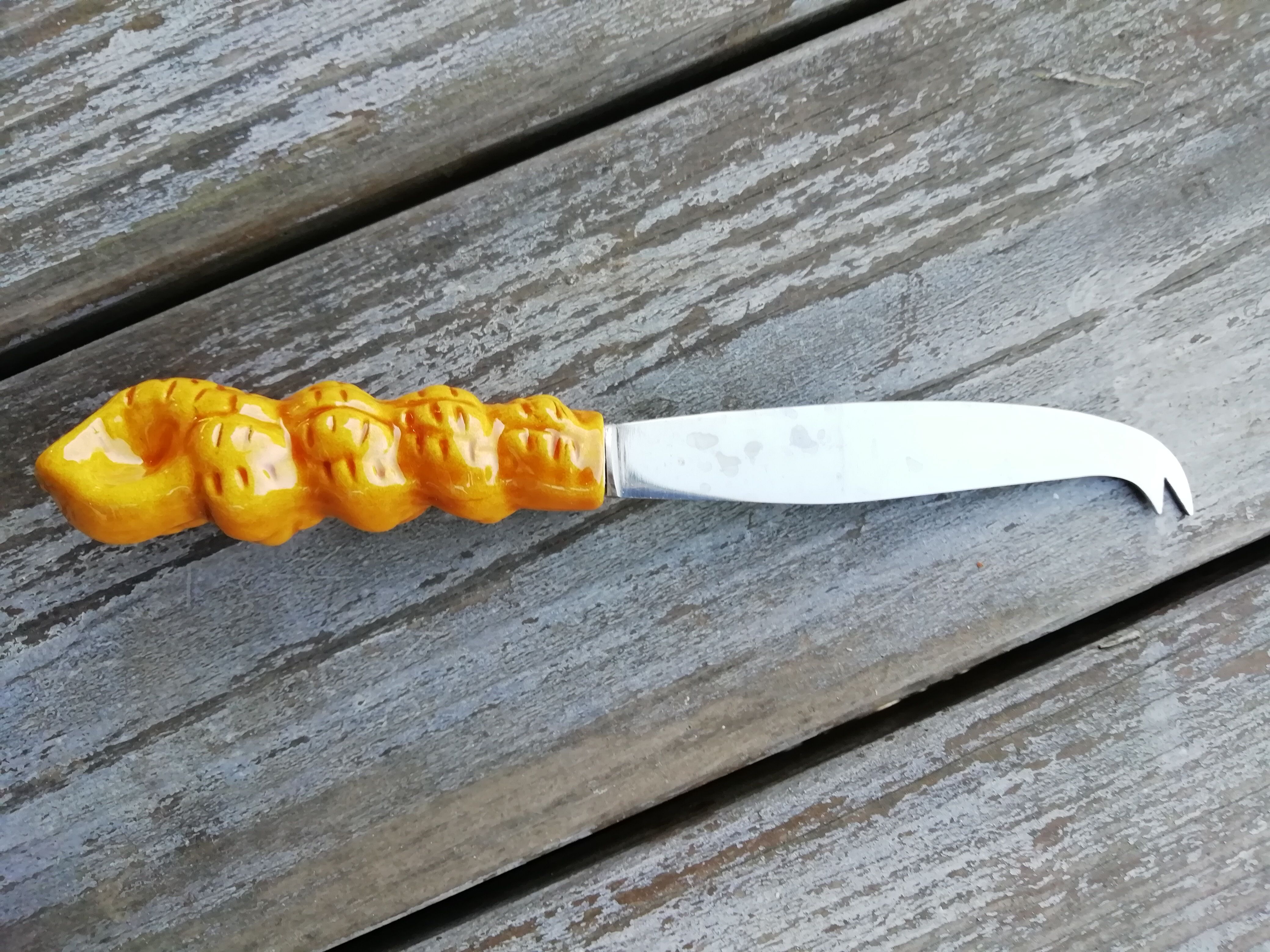 Ceramic cheese knife
