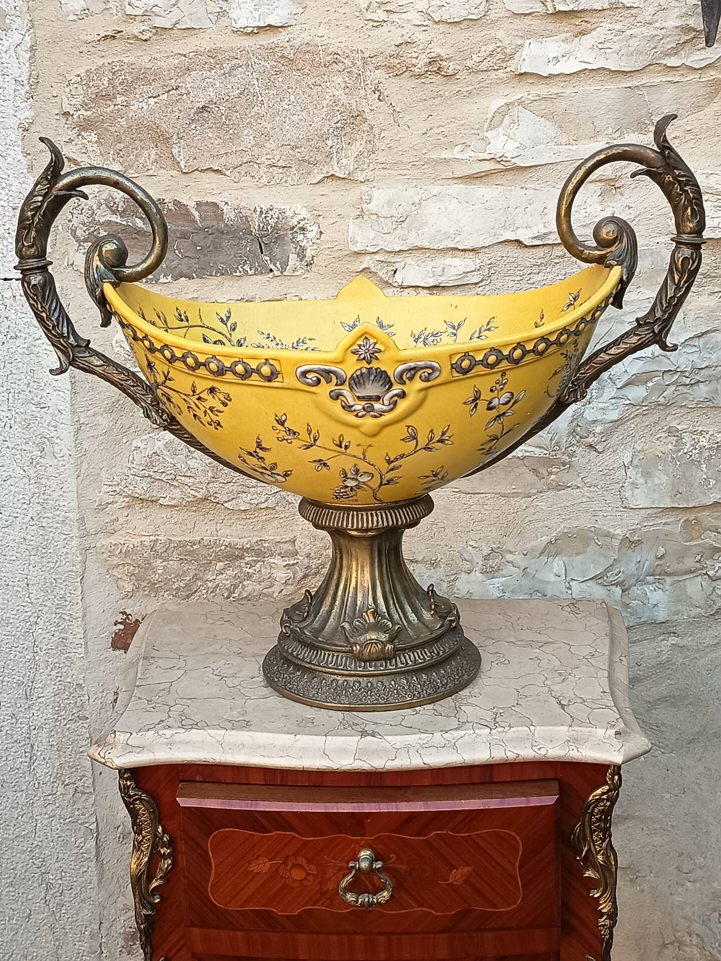 Grand centre de table - 46 cm - faïence jaune émaux polychromes - XXe