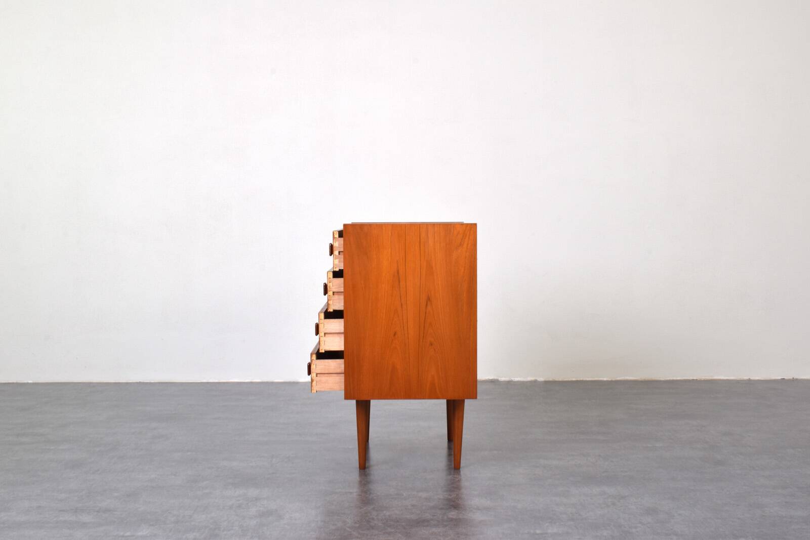 Commode danoise en teck du milieu du siècle de Domino Mobler, années 1960.