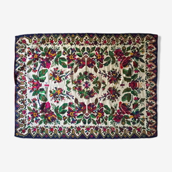 White vintage floral rug made by hand in Romania, beautiful flowers