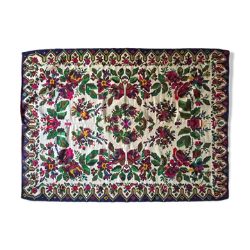 White vintage floral rug made by hand in Romania, beautiful flowers