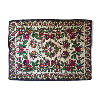 White vintage floral rug made by hand in Romania, beautiful flowers