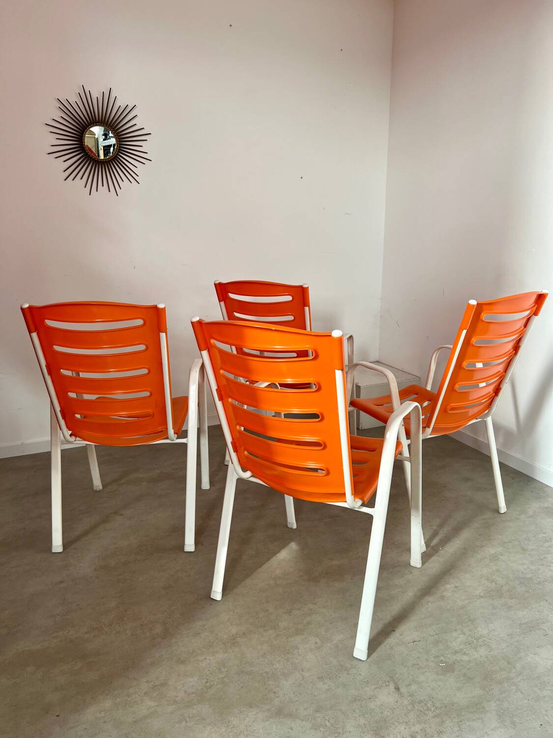 Lot de 4 chaises extérieur intérieur orange plastique et métal vintage années 70 jardin