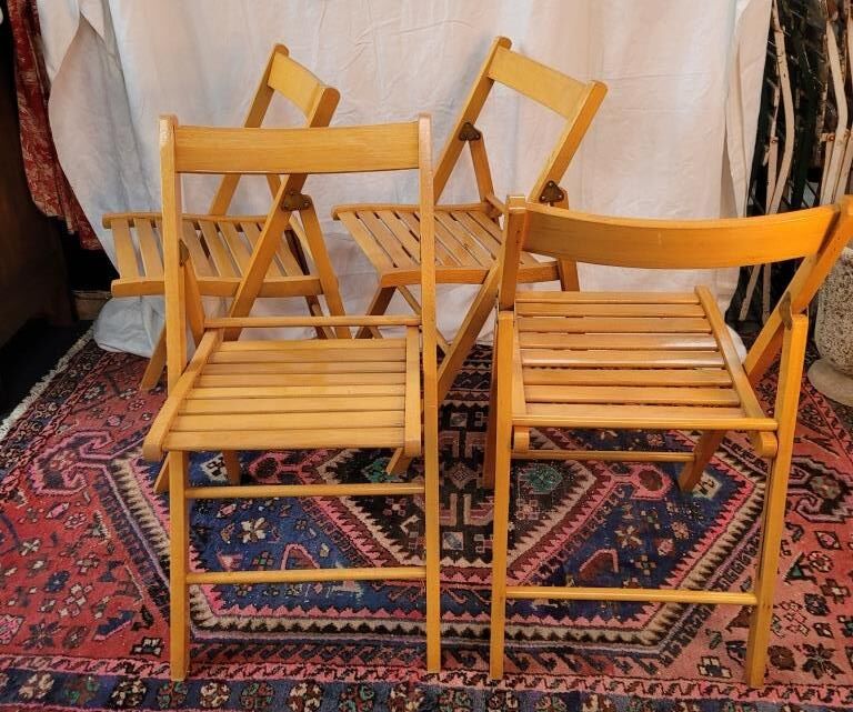 Set of 4 folding chairs in varnished wood