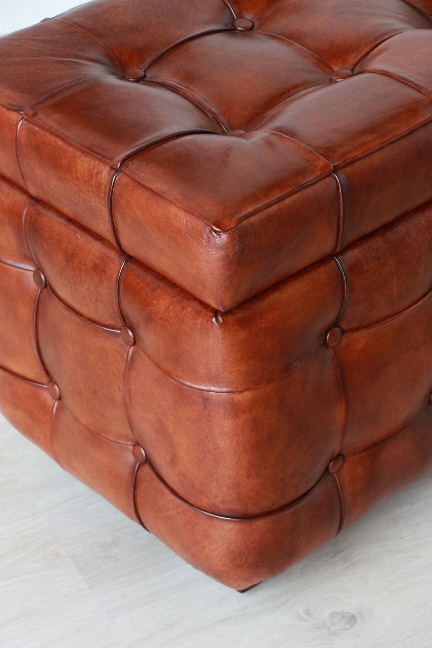 Chesterfield-style leather chest - "Jack" model - Olivier de Schrijver