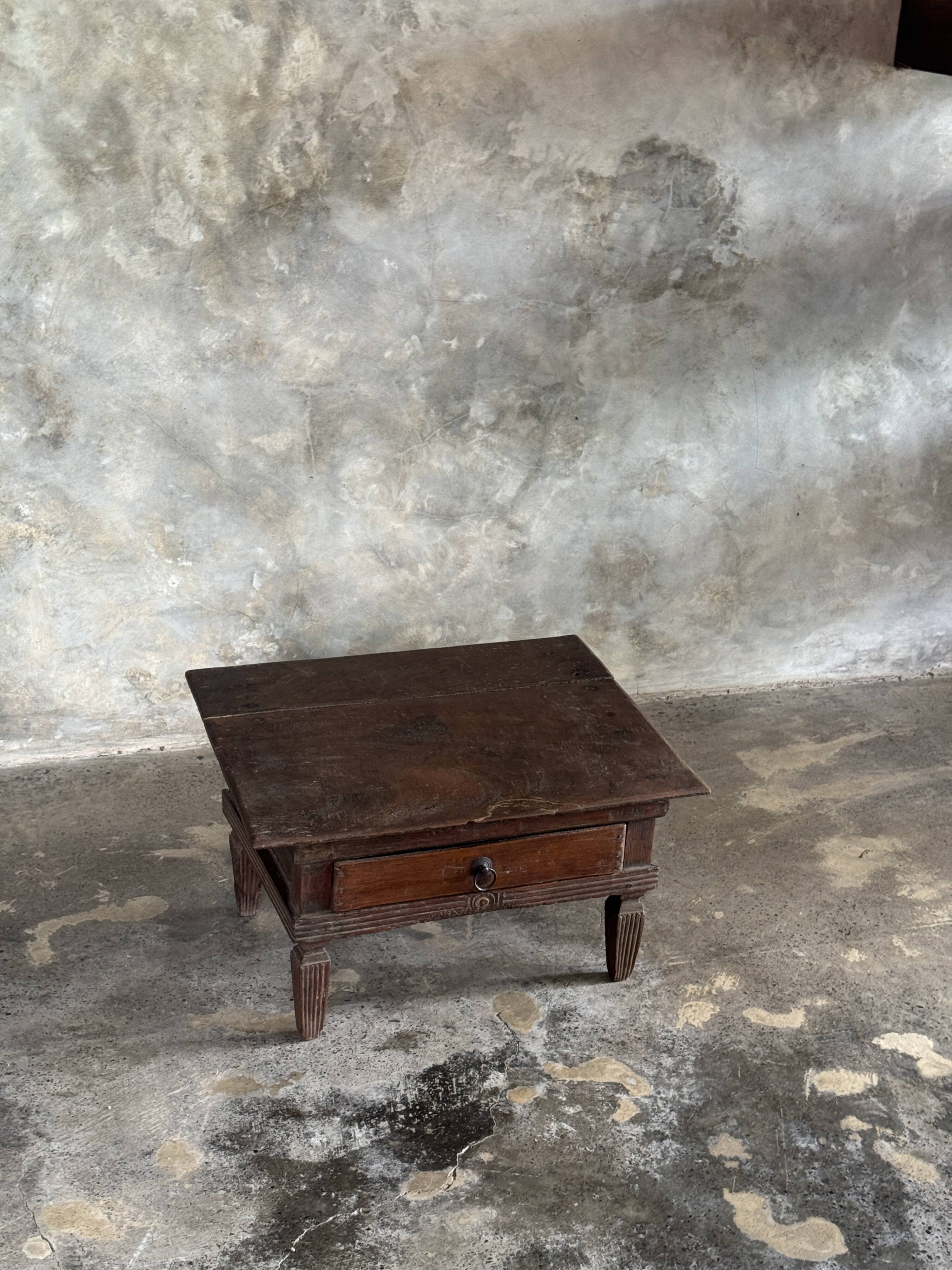Petit écritoire table basse ancienne indonésienne en teck H33 40,5x55