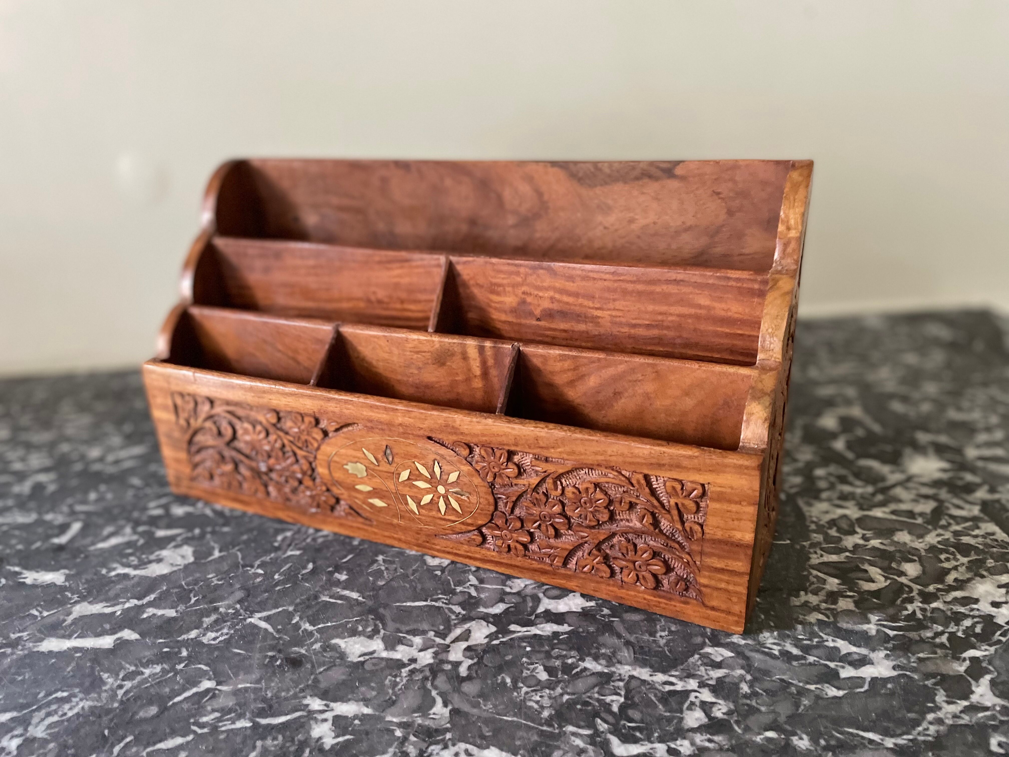 Porte courriers en bois sculpté