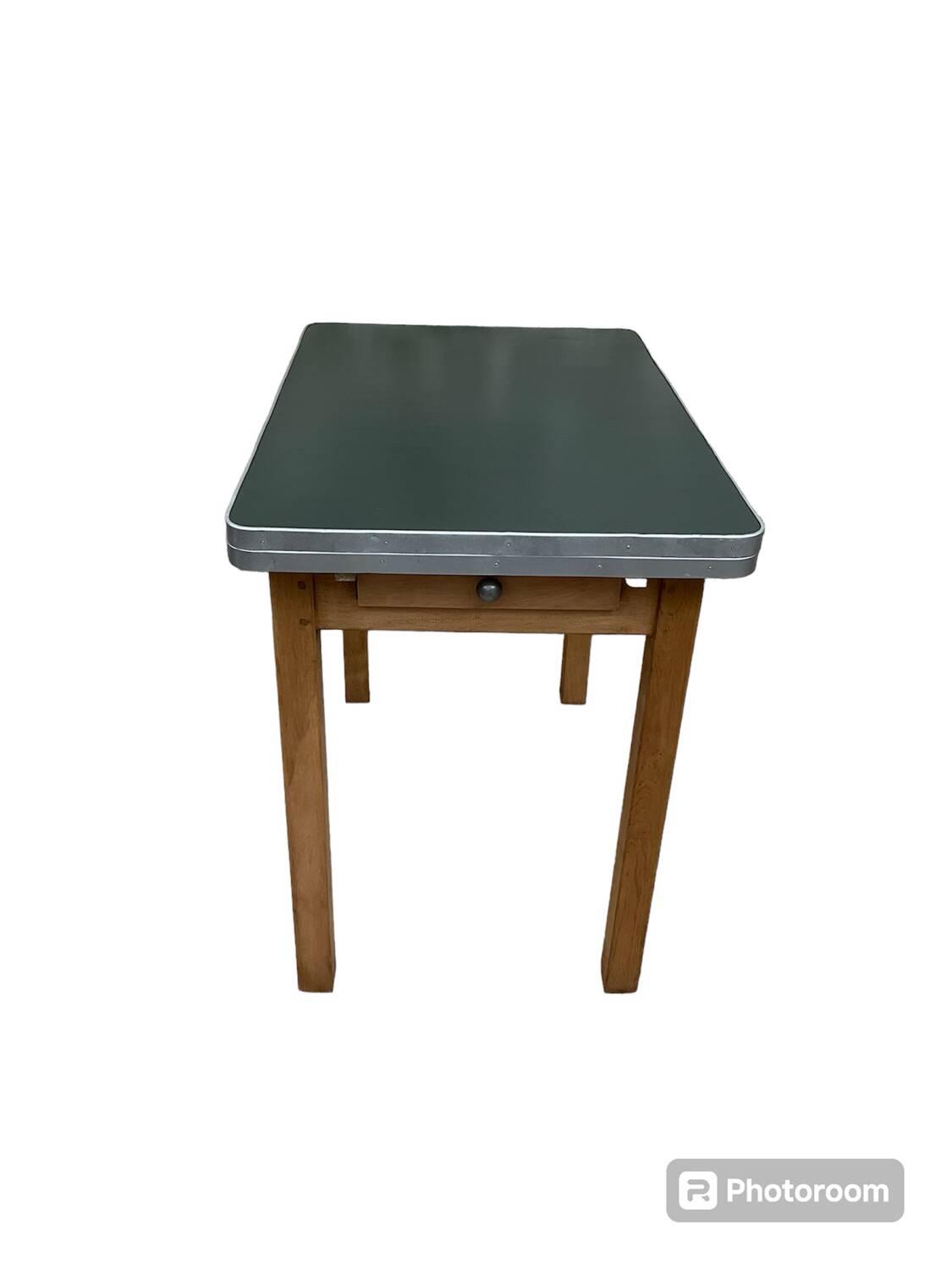 Extendable kitchen table