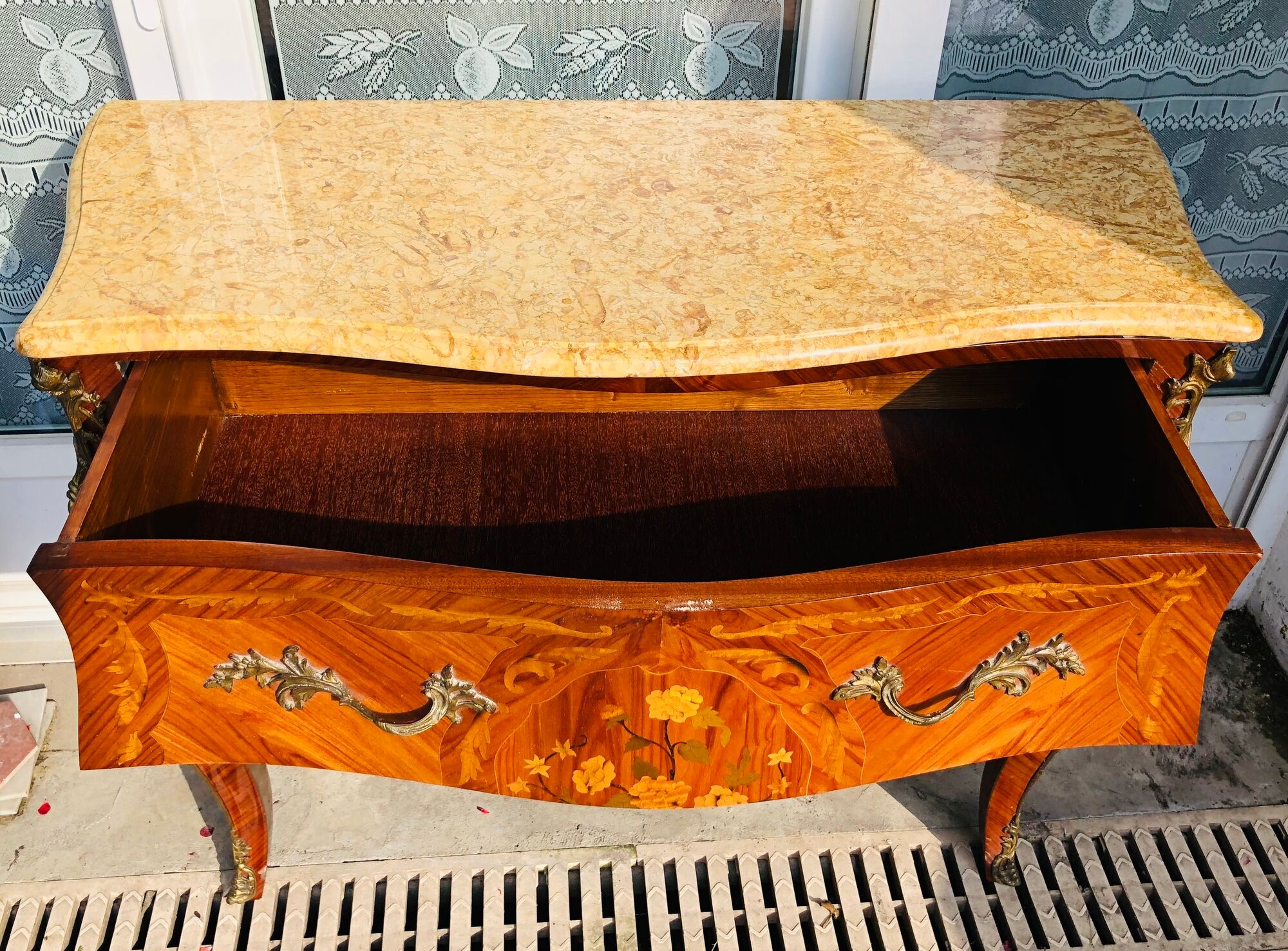 Commode de style Louis XV en marqueterie