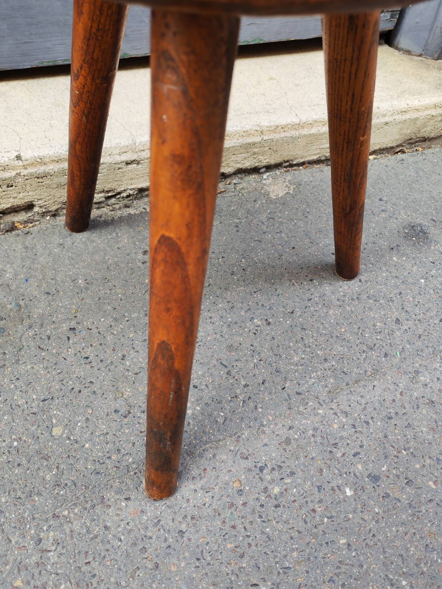 Tabouret tripode ancien  en chêne massif art populaire 