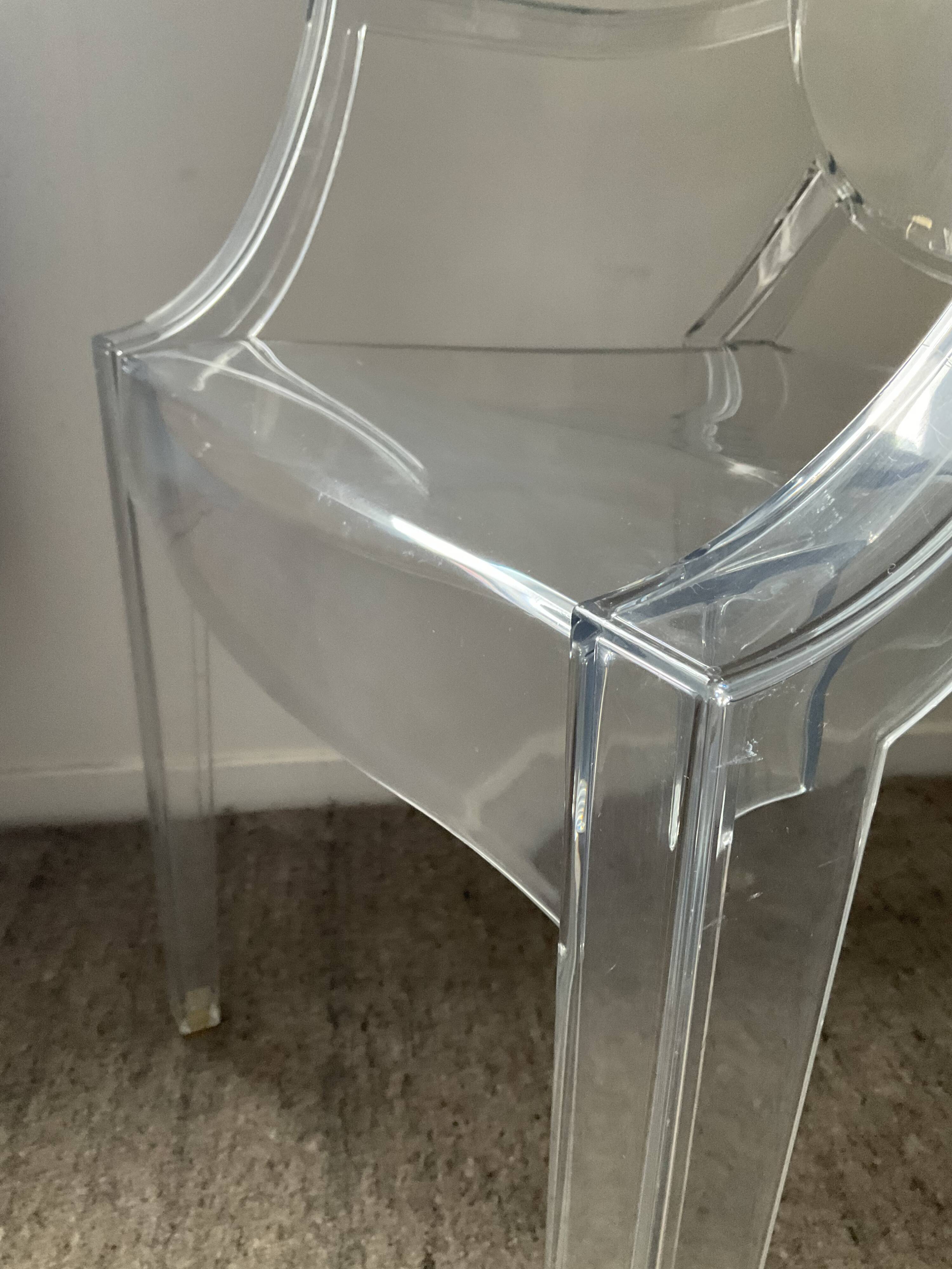 Ensemble Philippe Starck Kartell table à manger Top Top et 2 fauteuils Louis Ghost