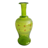 Ancienne carafe en verre avec motifs floraux émaillés