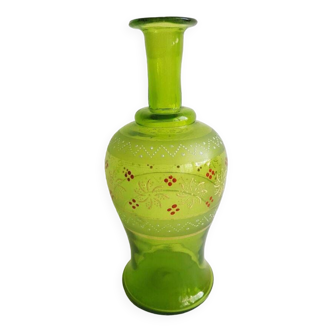 Ancienne carafe en verre avec motifs floraux émaillés