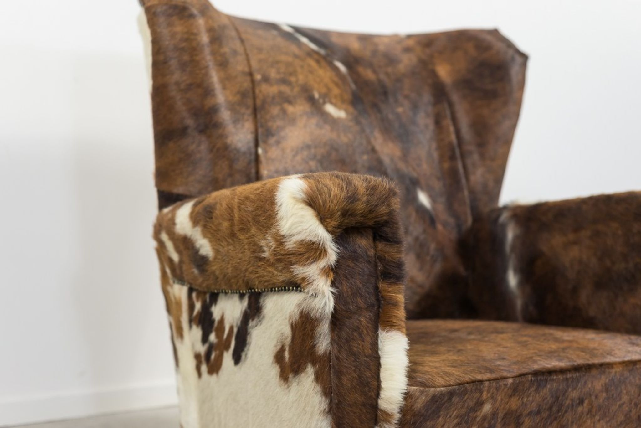 Fauteuil art déco en peau de vache
