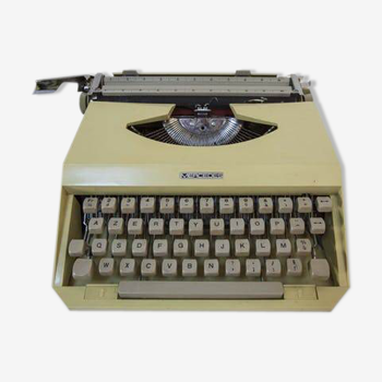 Machine à écrire portable Mercedes Red Yellow 1970