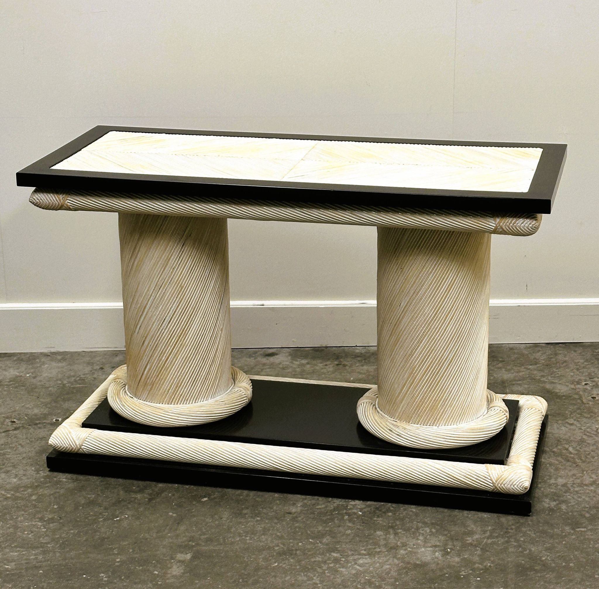 Table console en rotin organique Howard Dilday des années 1970 avec bordure laquée noire.