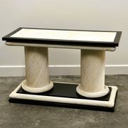 Table console en rotin organique Howard Dilday des années 1970 avec bordure laquée noire.