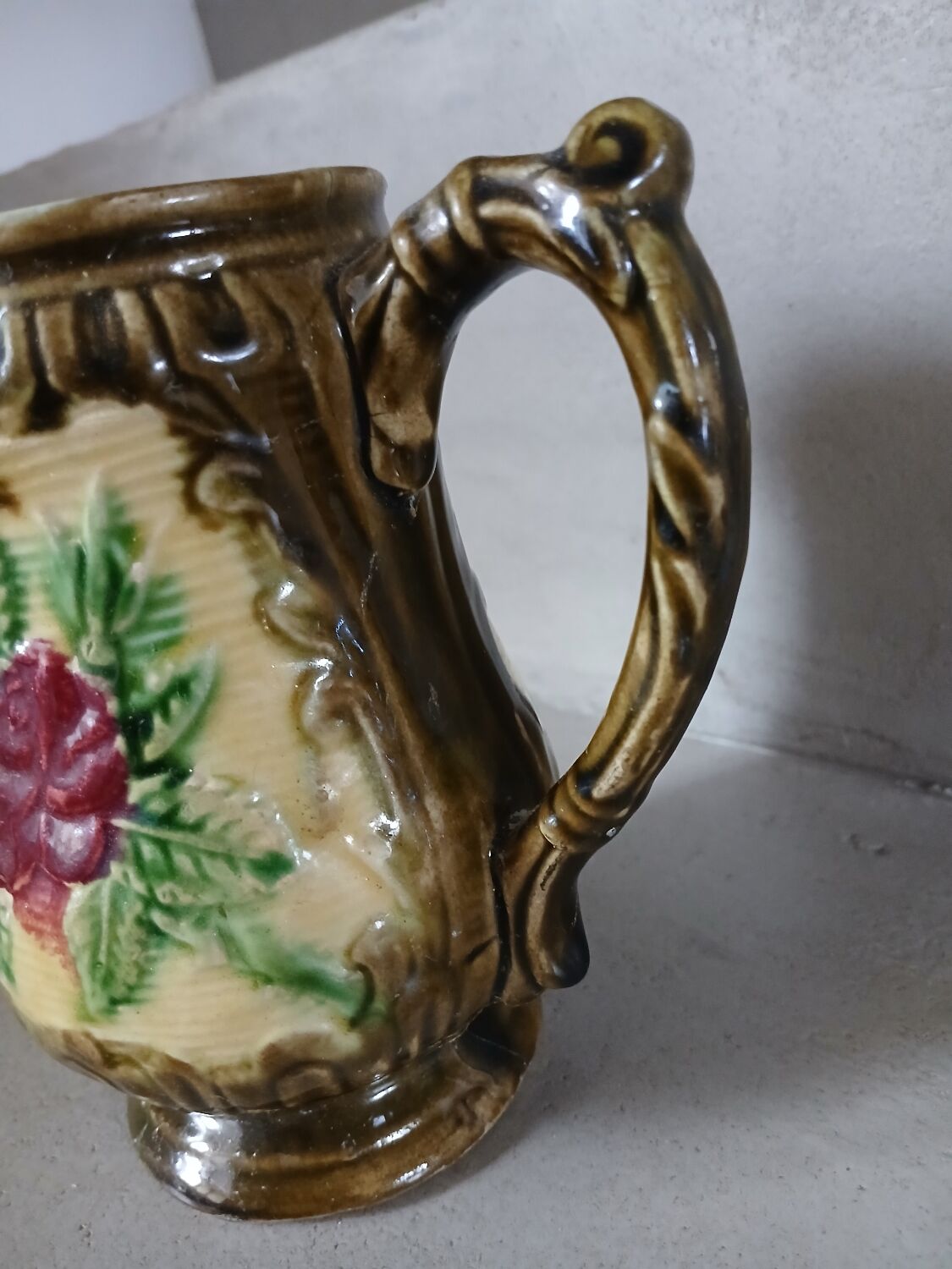 Small pitcher/cream jug in majolica.