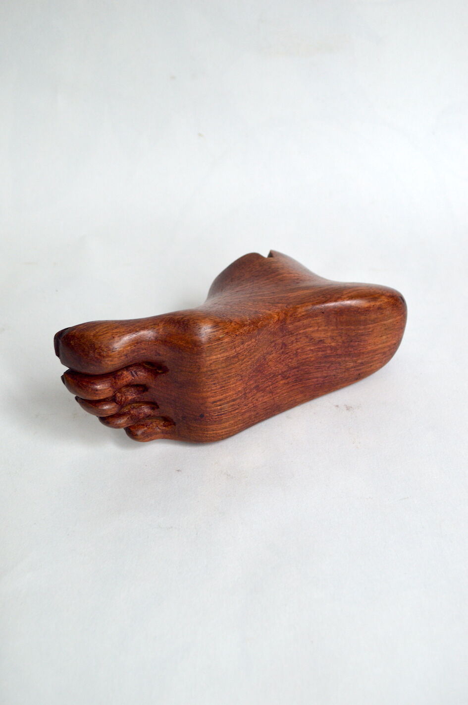 Cendrier pied en bois sculpté