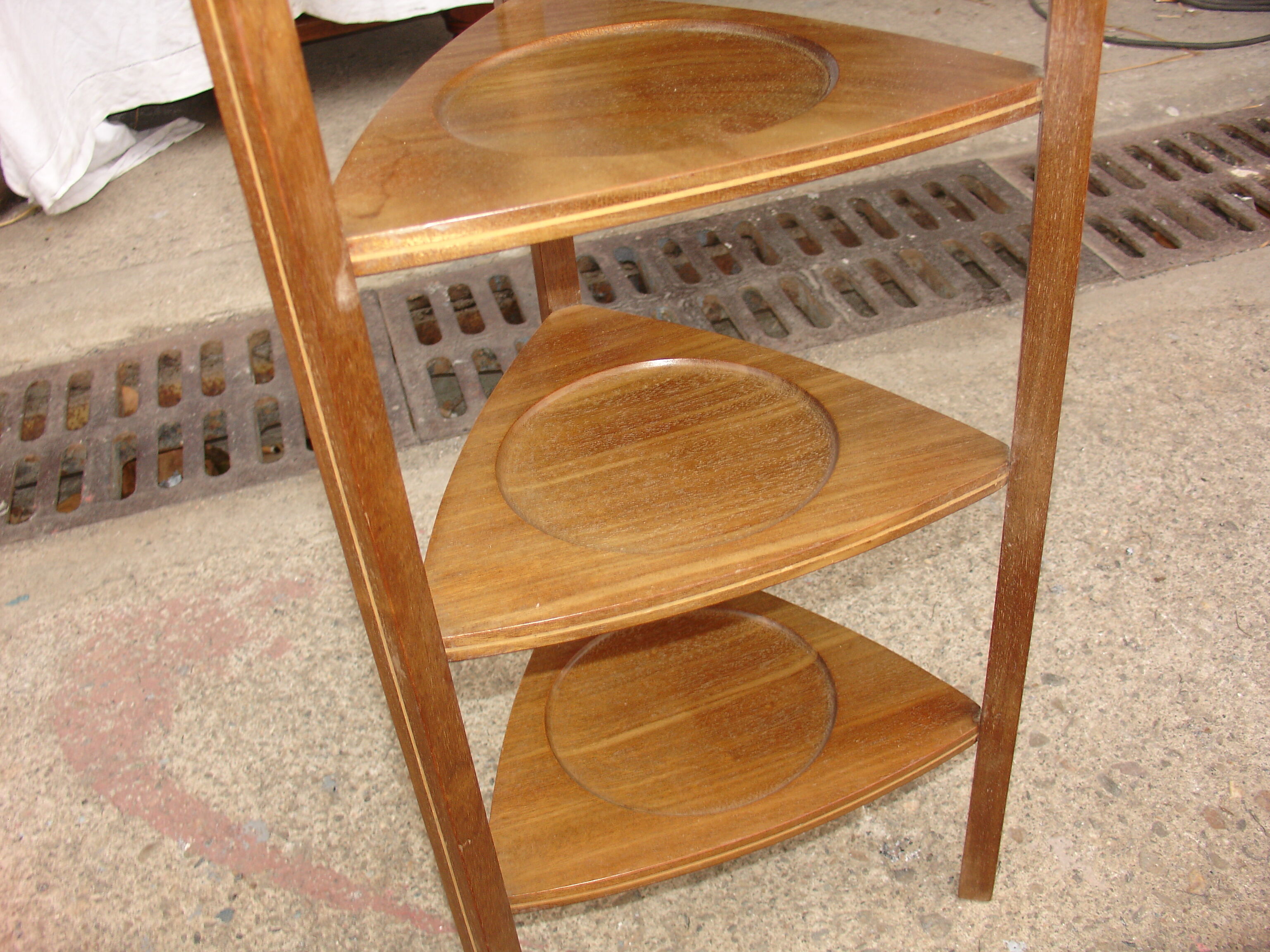 Small cake stand in solid Cuban mahogany and lemonwood inlay, circa 1900