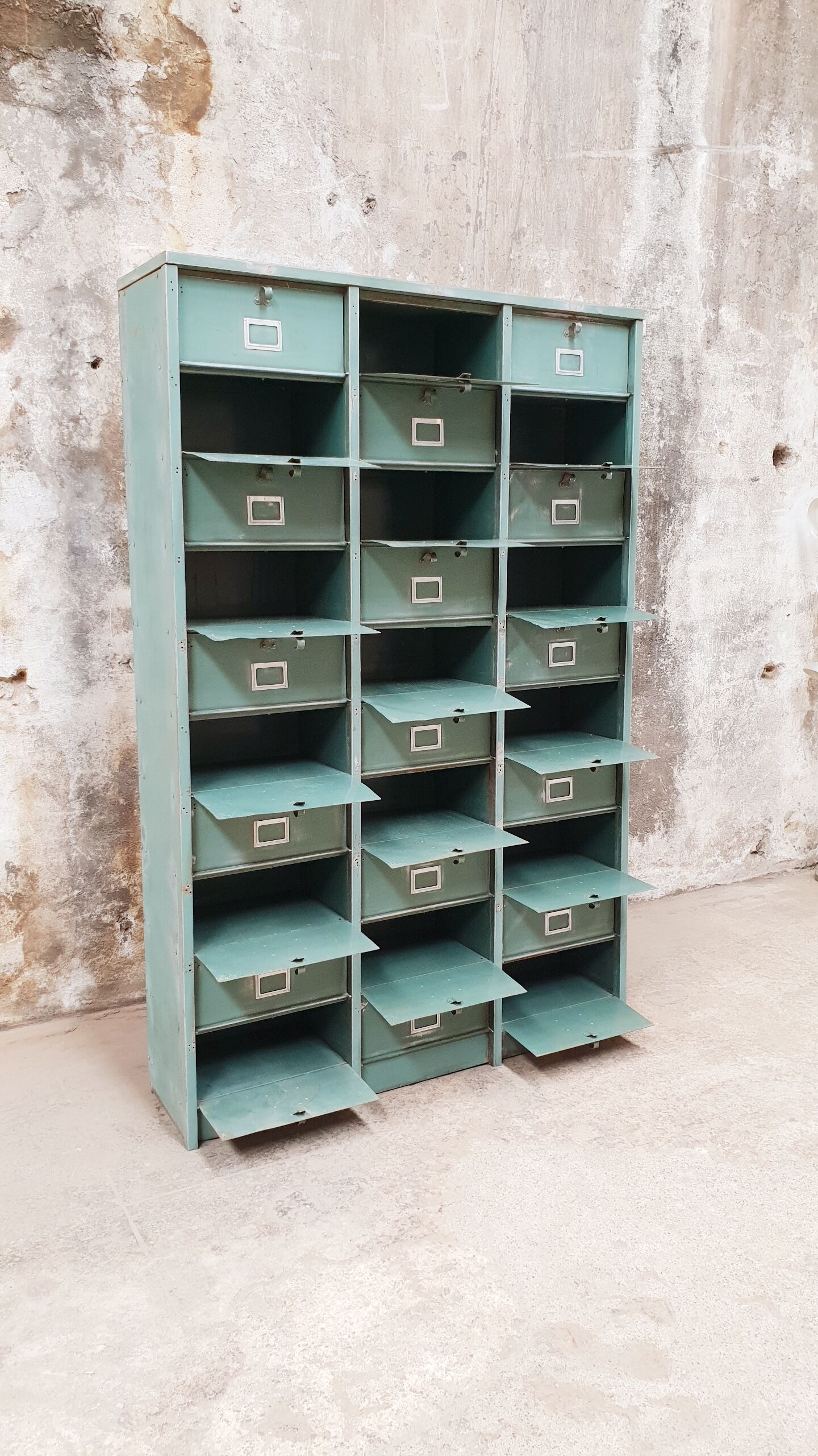 Strafor valve cabinet