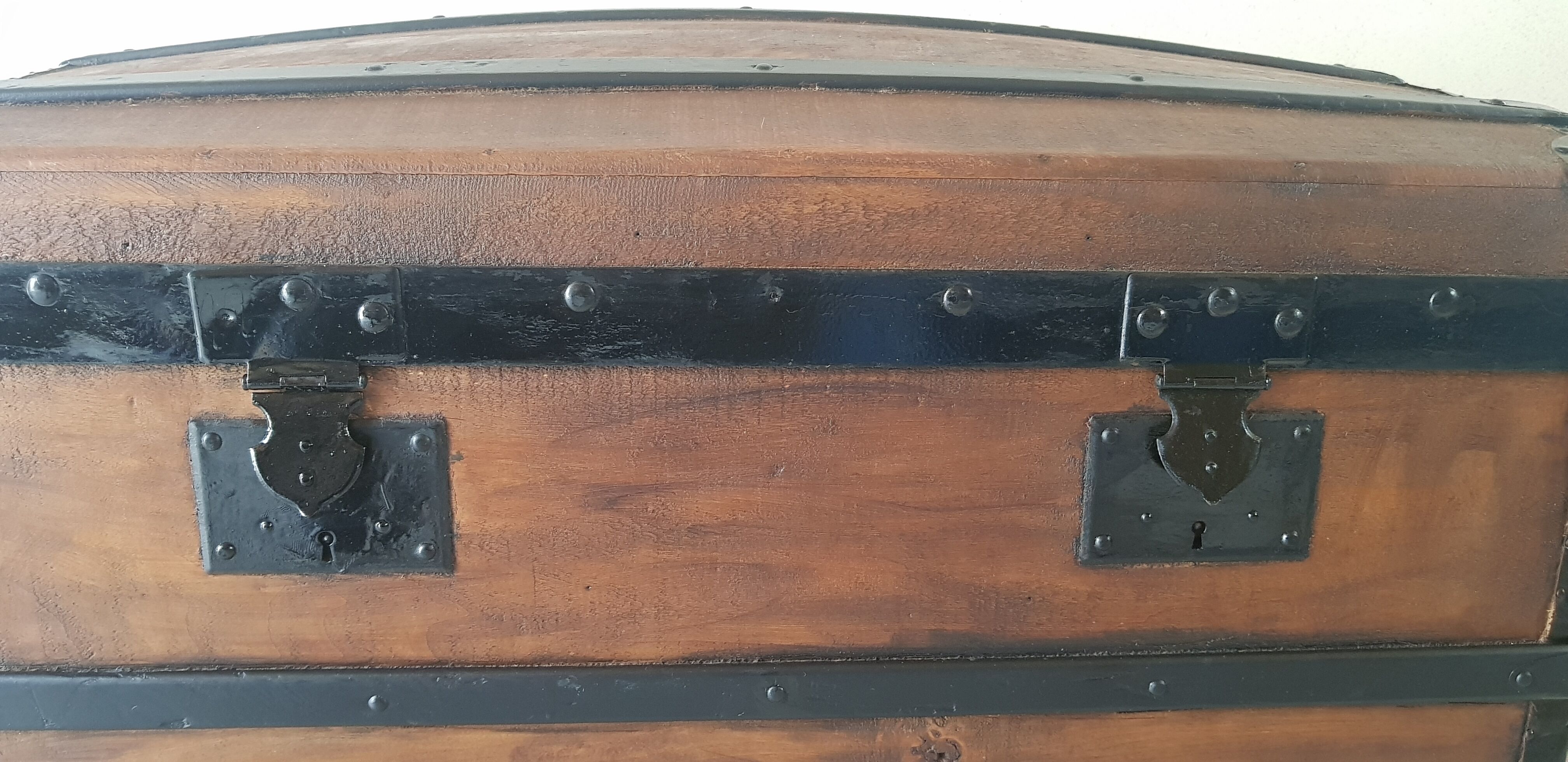 Curved travel trunk
