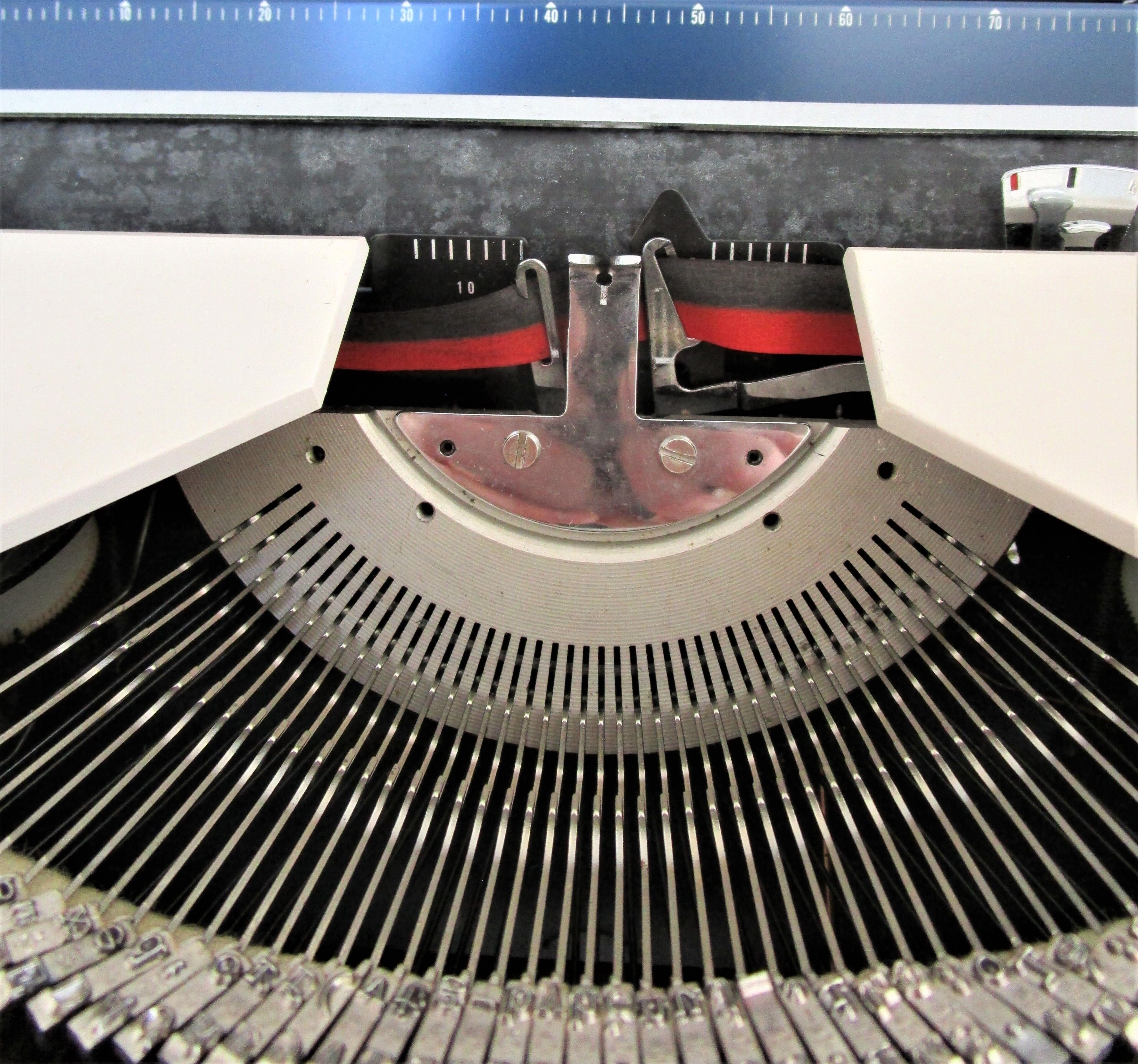 typewriter Remington Sperry rand Envoy III blue and white 70s