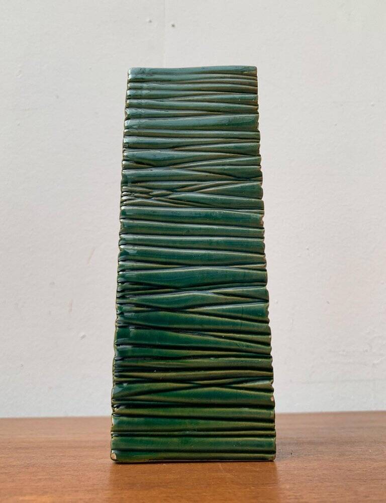 Minimalist block vase in Italian pottery from the mid-century by Bitossi, 1960s.
