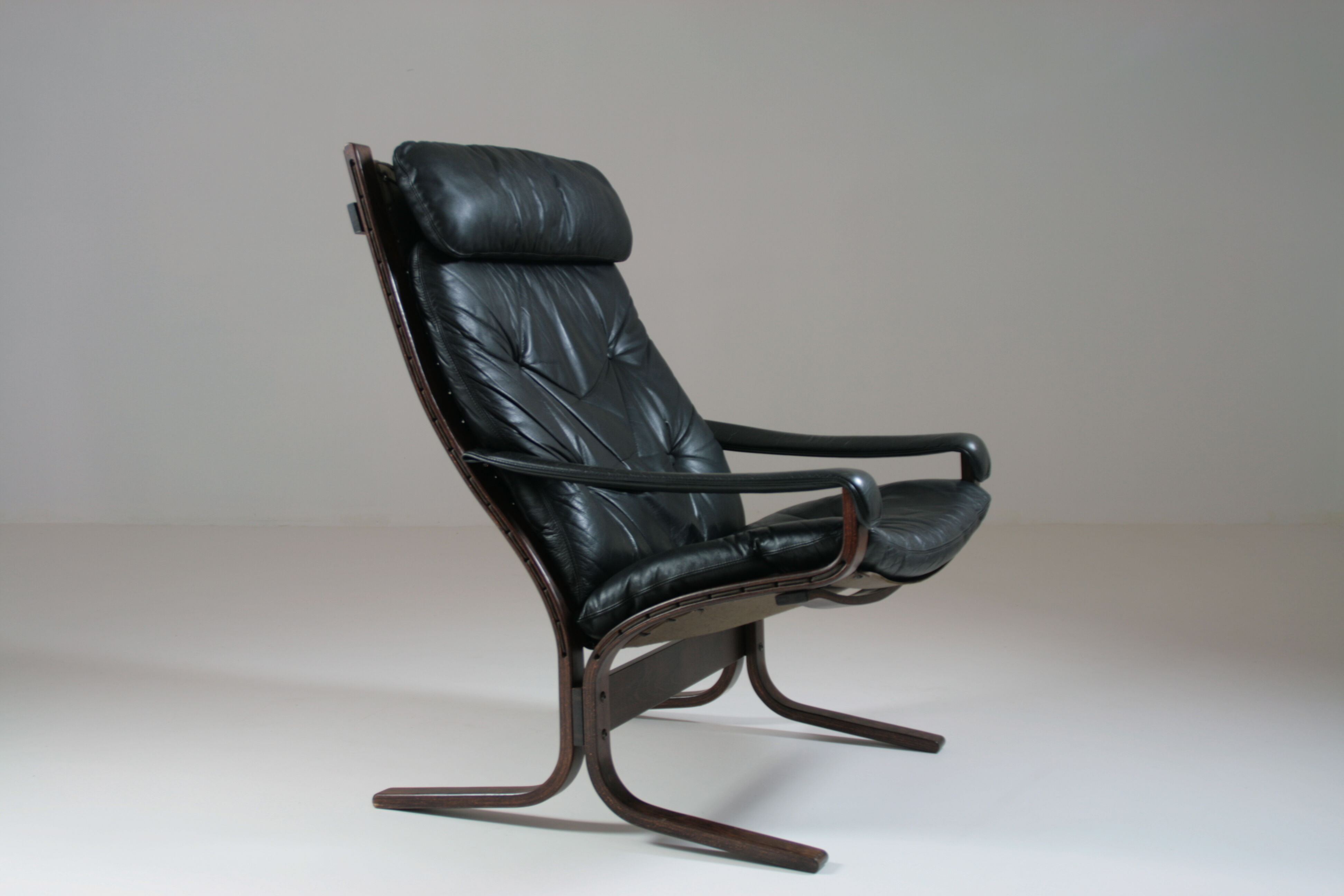 Vintage leather Siesta armchair with armrests by Ingmar Relling, Norway 1970