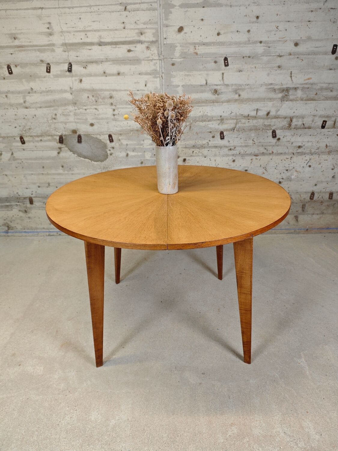 Extendable round table