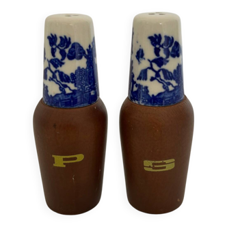 Salt and pepper shaker with blue decoration.