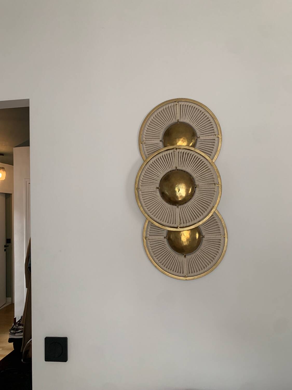 Wall lamp in gilded iron and rope