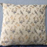 Coussin fleurs brodées vintage