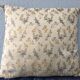 Coussin fleurs brodées vintage