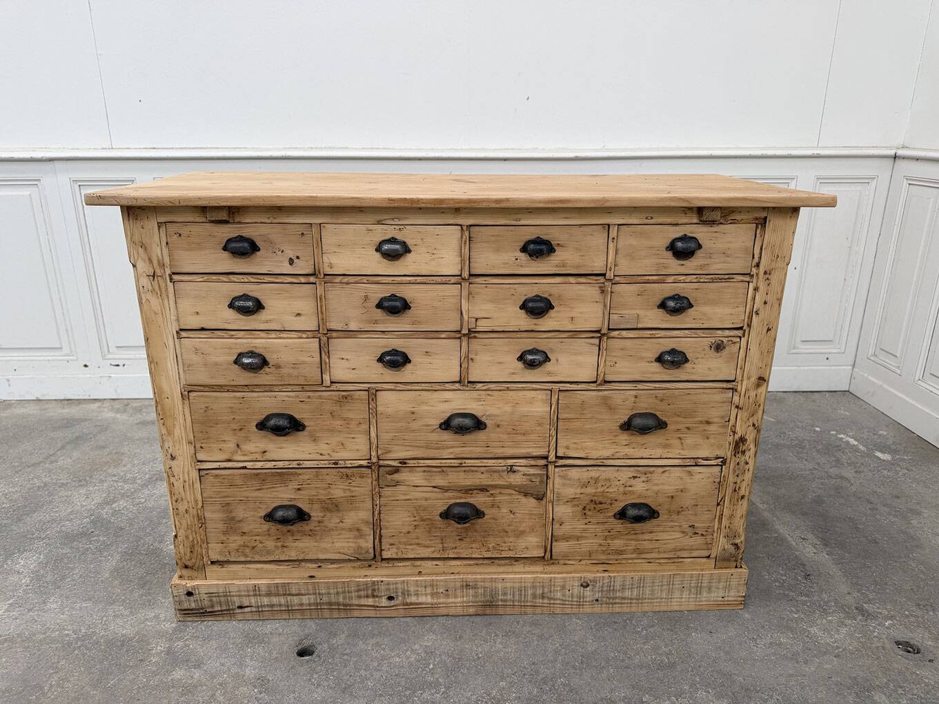 Trade cabinet with 18 drawers from 1900