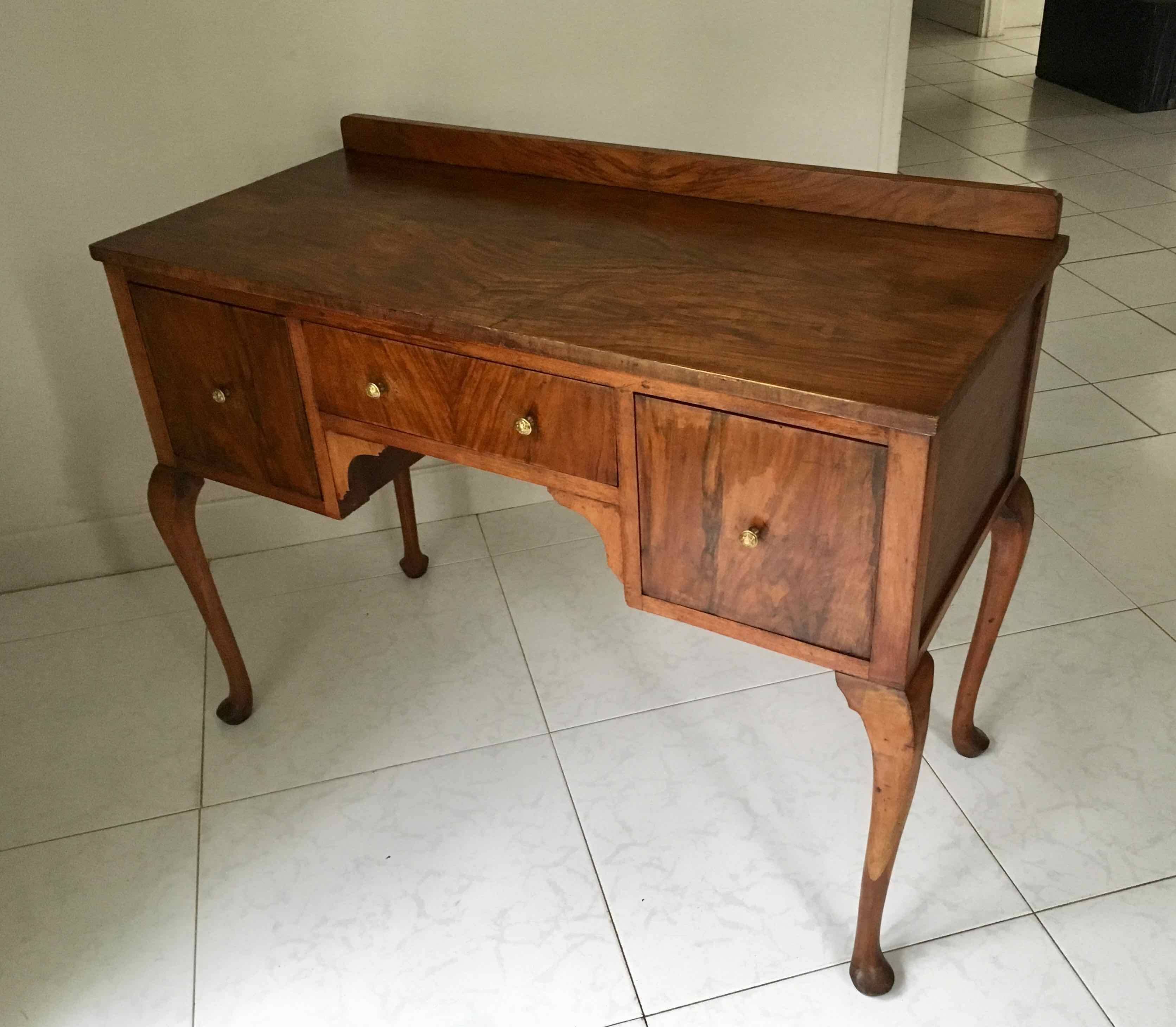 Bureau 1950 pieds galbés