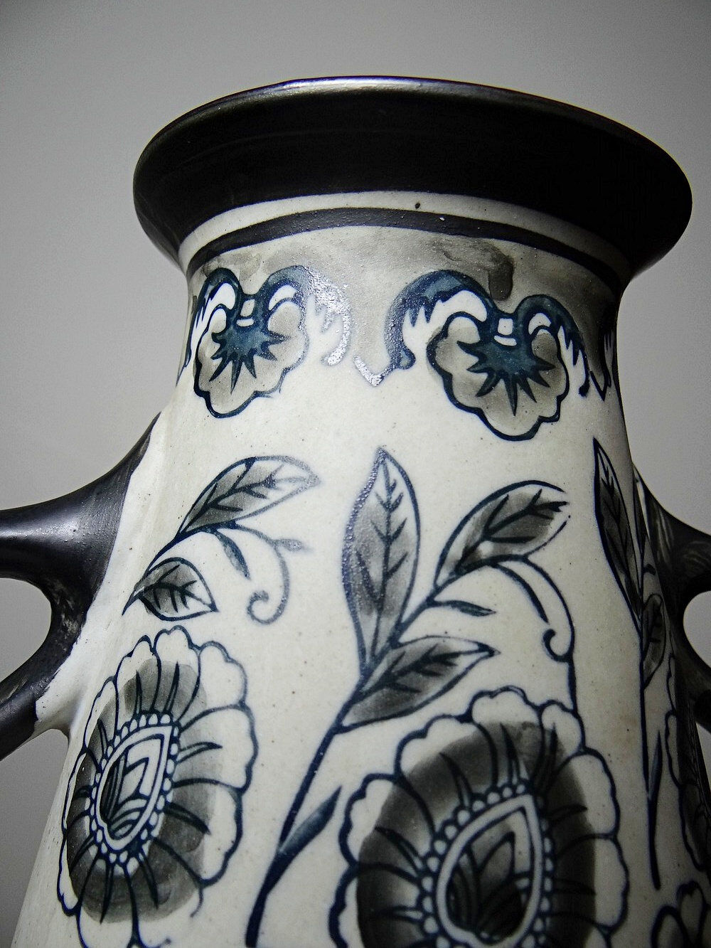 Antique Art Deco vase from 1920-40 in fine stoneware, Art Nouveau style with chinoiserie decoration.