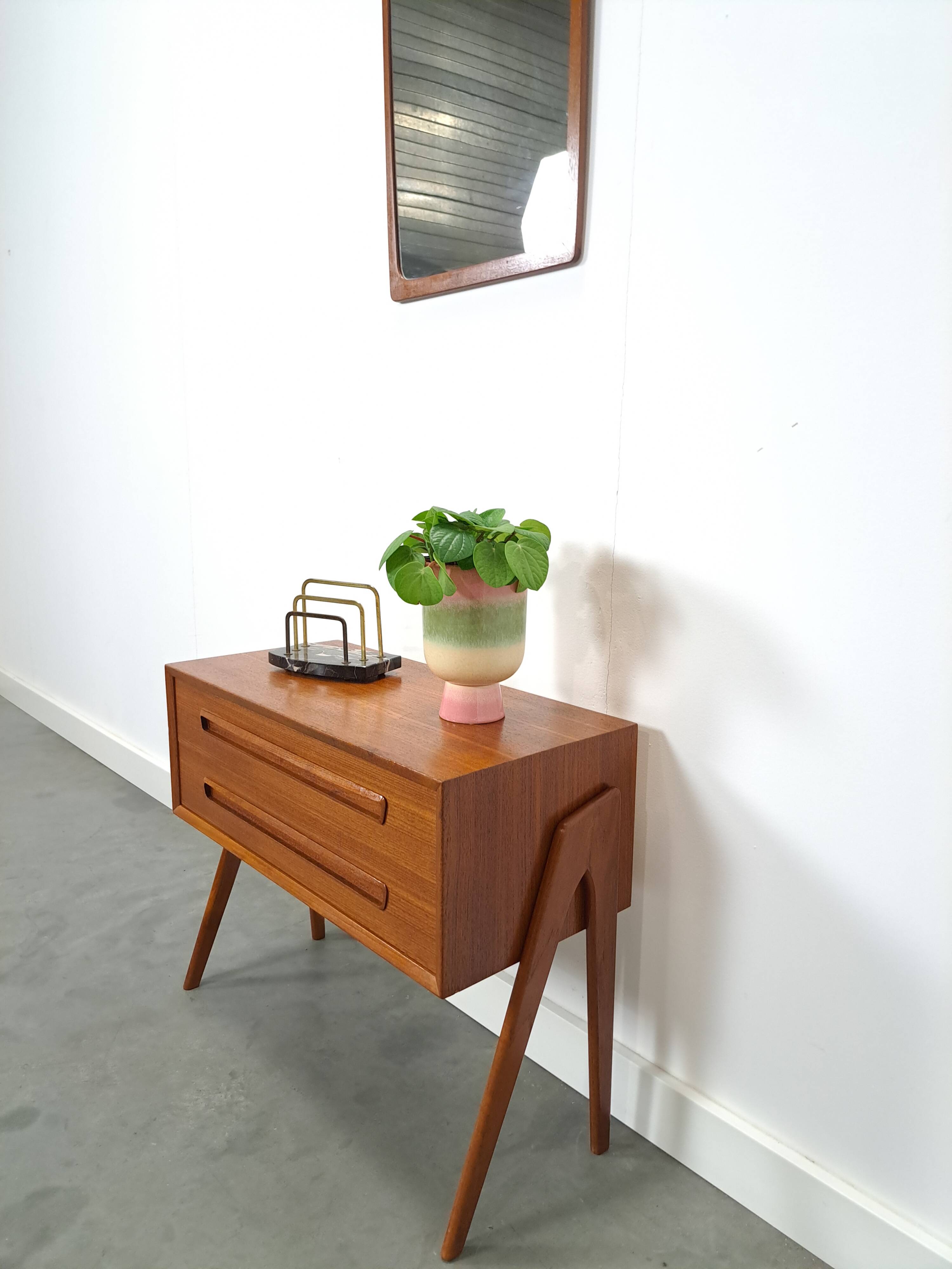 Ensemble en teck danois avec commode AP Mobler et miroir vintage.