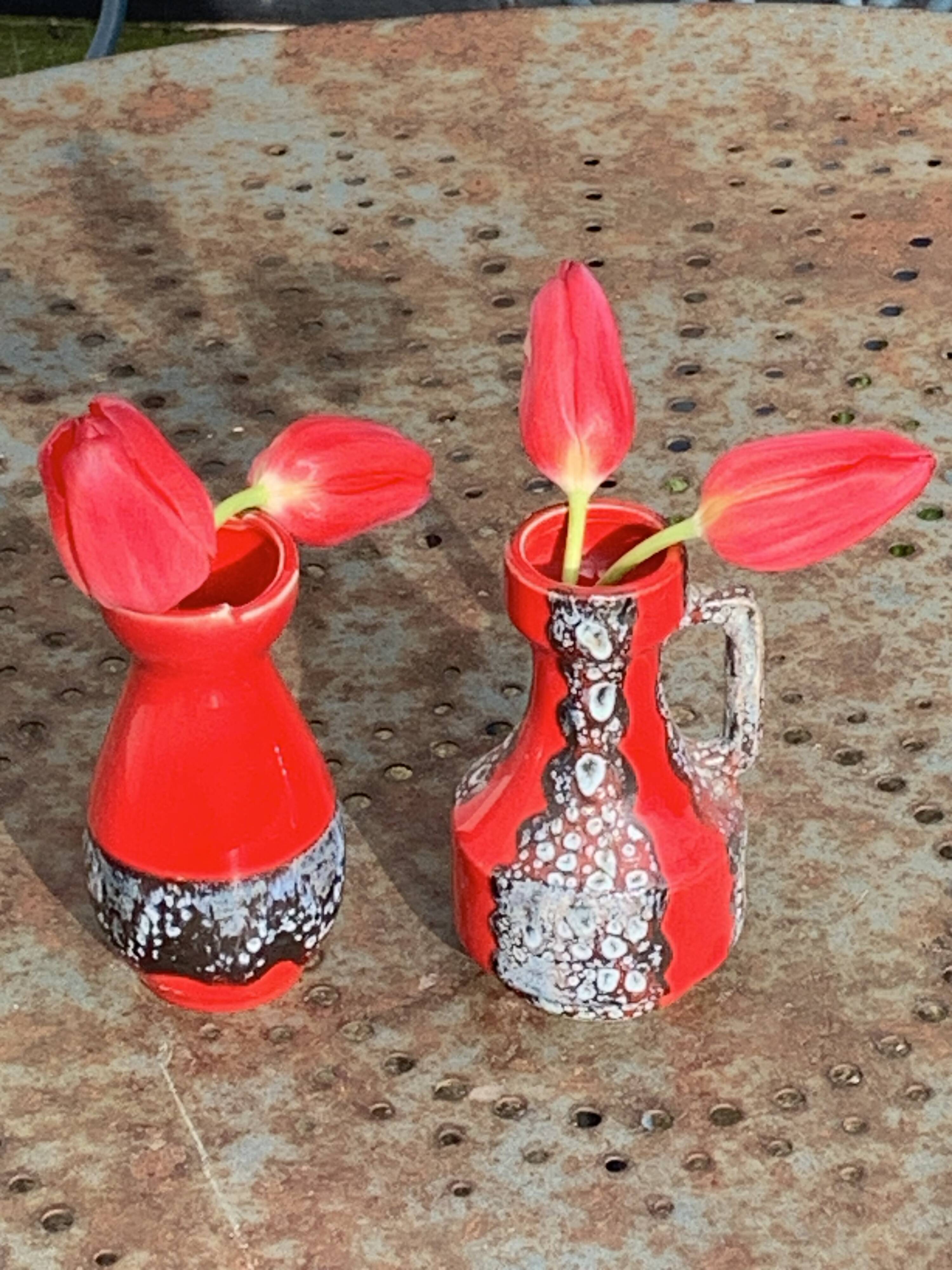Set of two vases, soliflores in designer red and gray enameled ceramic, Vallauris style