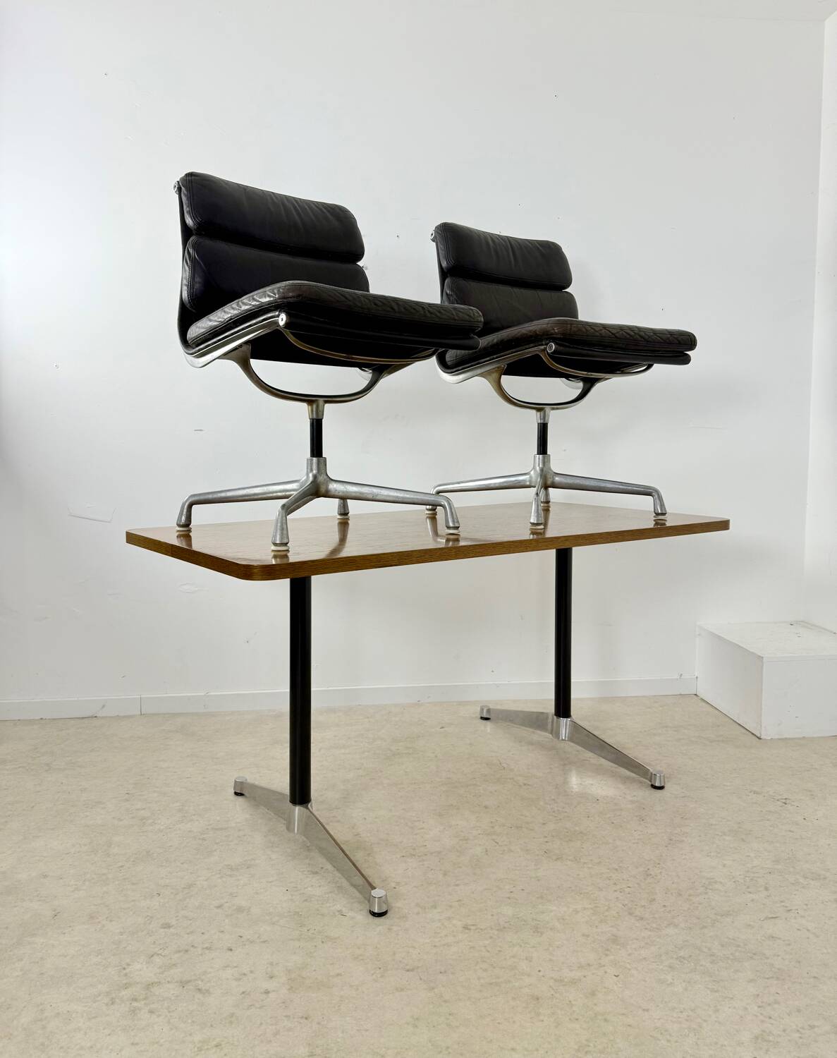 Lot of 2 leather soft pad armchairs chairs EA205 design Charles Eames Herman Miller edition vintage 60s