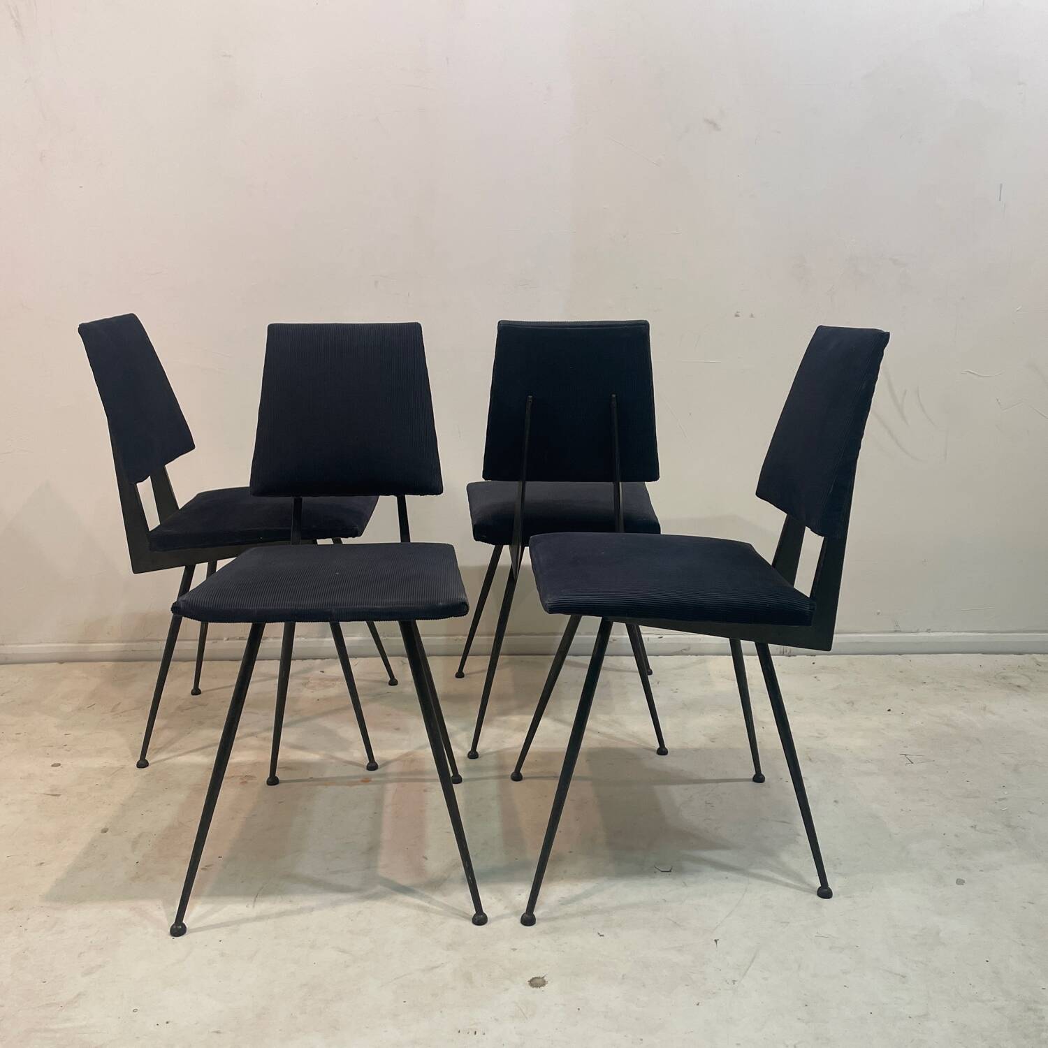 4 “Donzella” seats by Velca (it).
