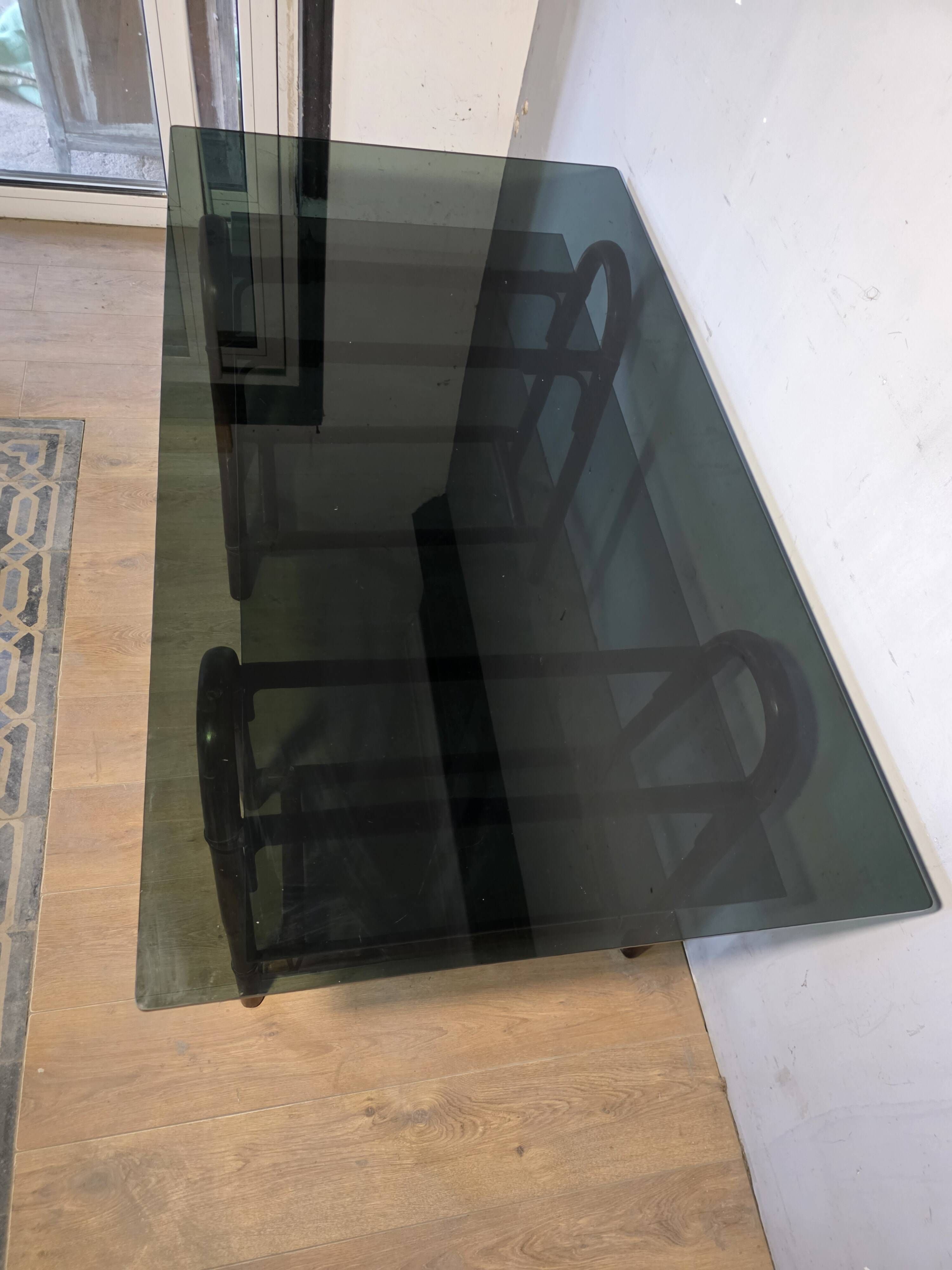 Bureau en rotin double plateau en verre fumé, années 70.