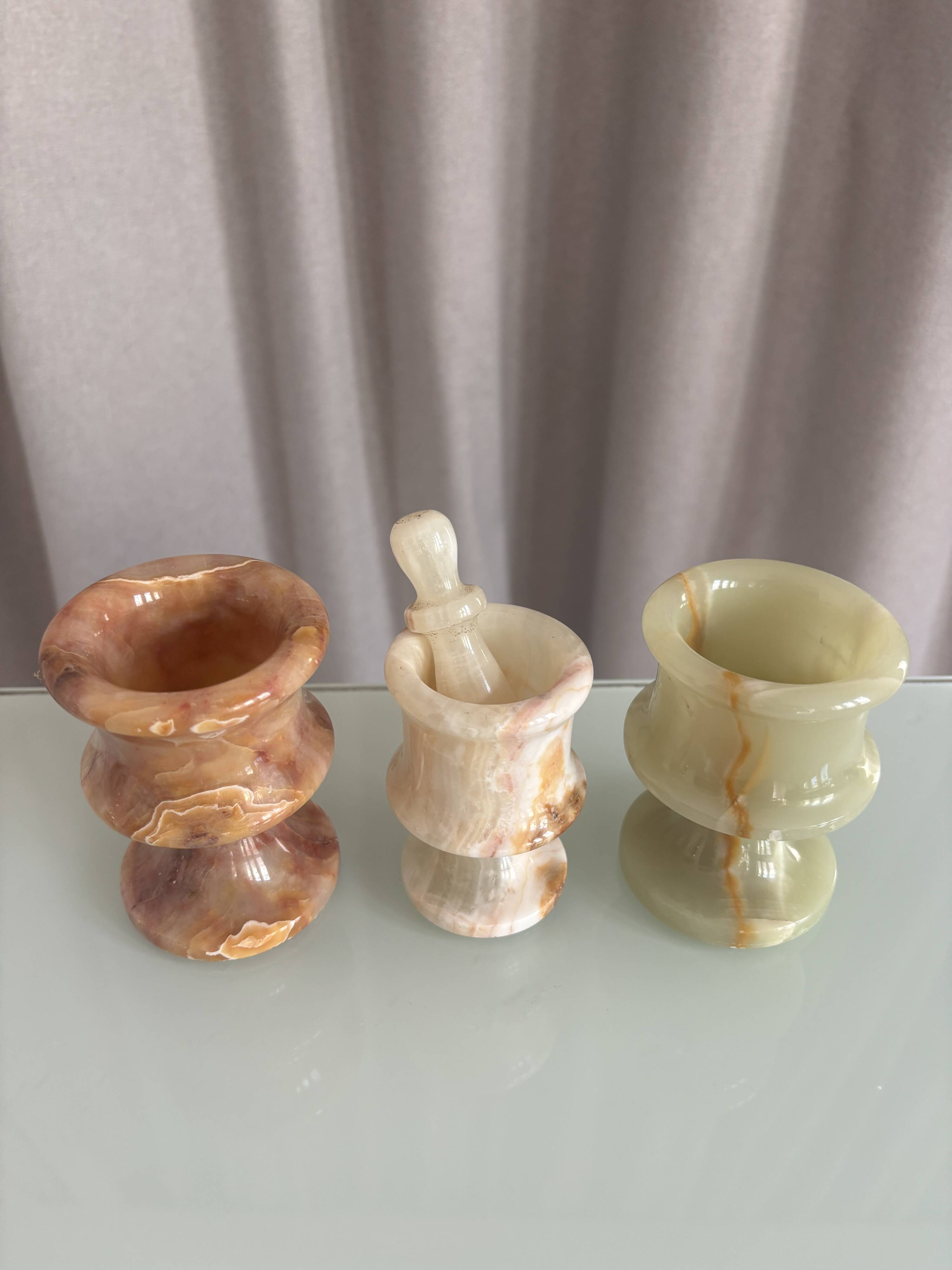 3 vases en onyx sculptées à la main