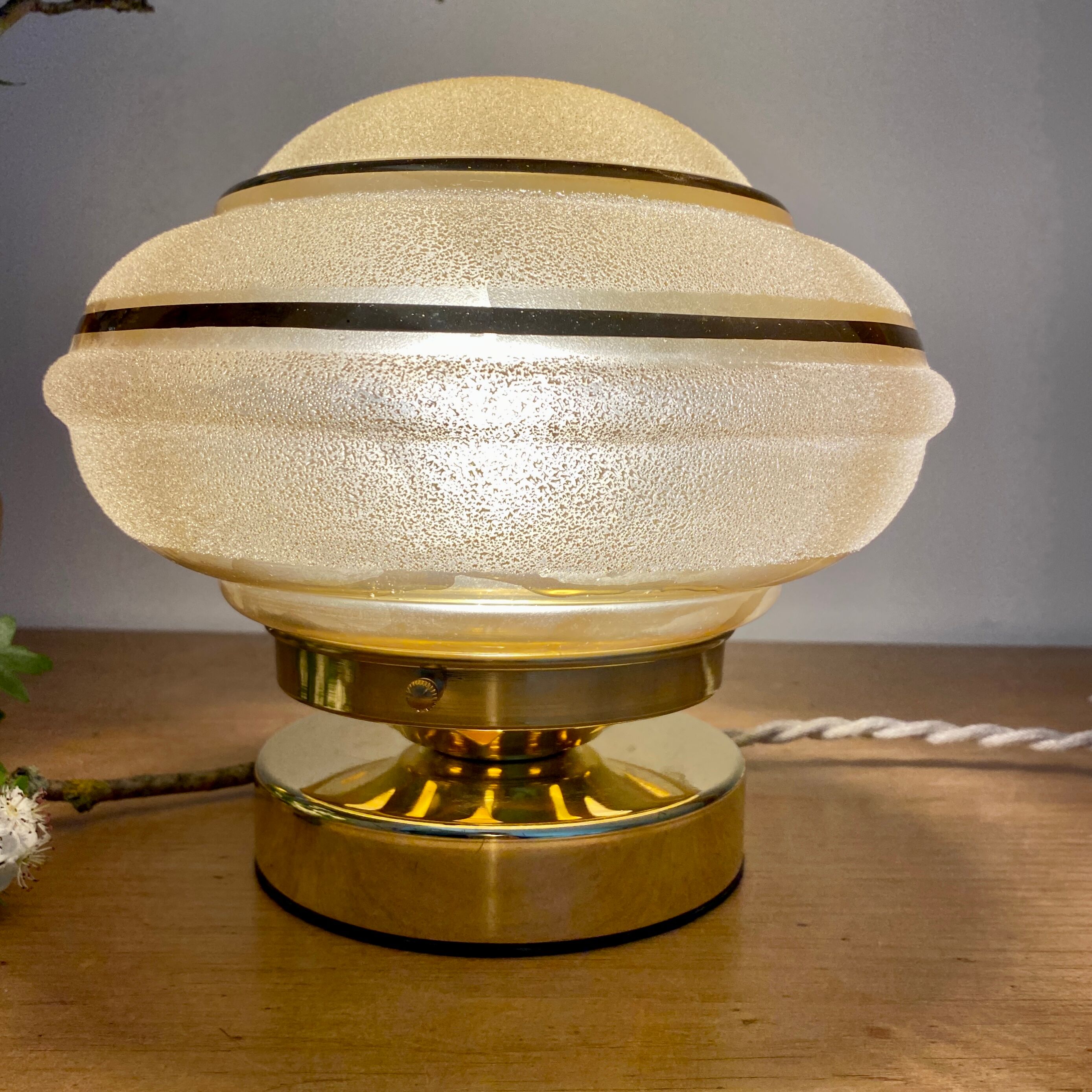 Lampe à poser globe vintage art déco en verre jaune et doré