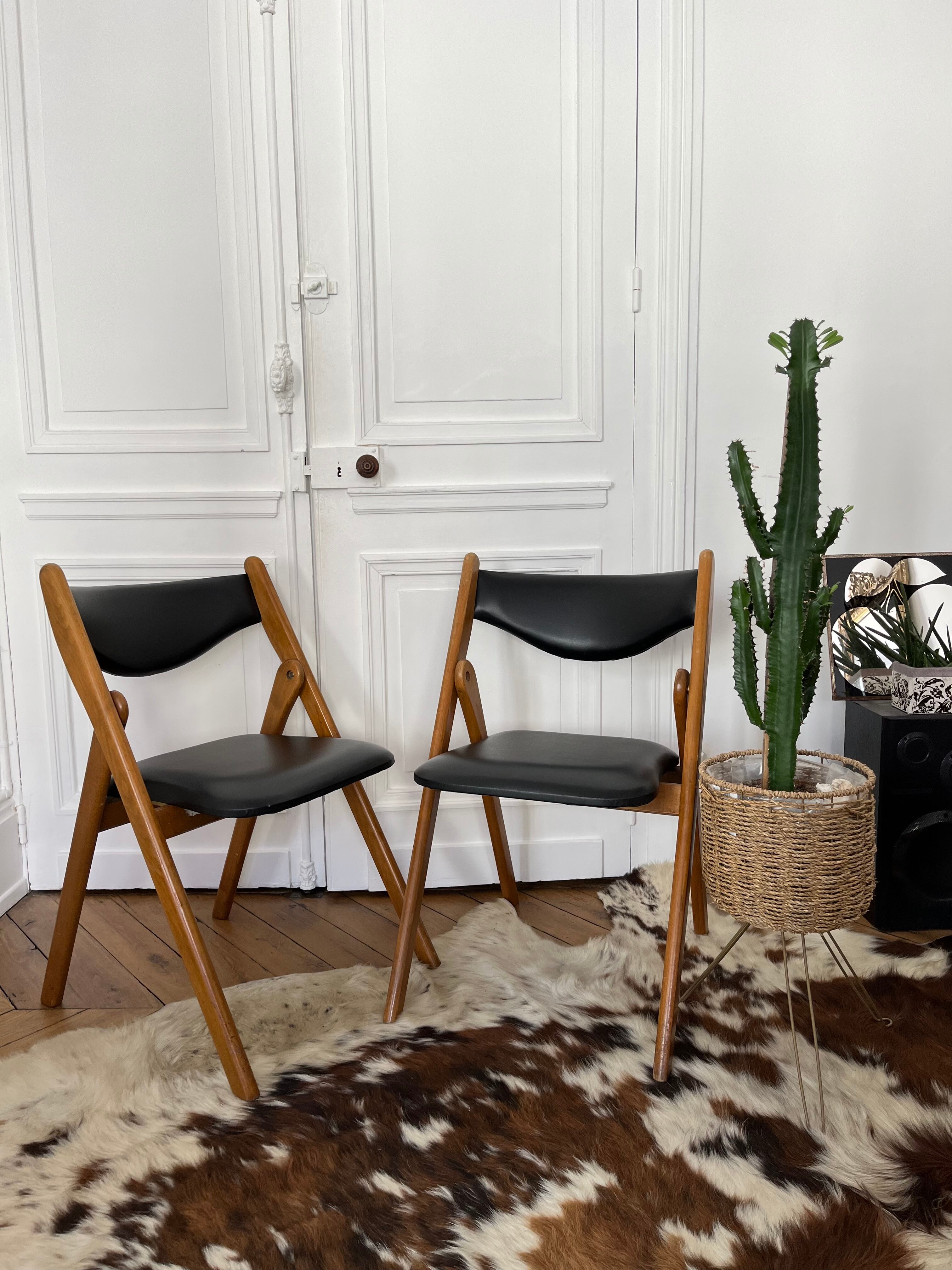2 folding chairs wood and skaï