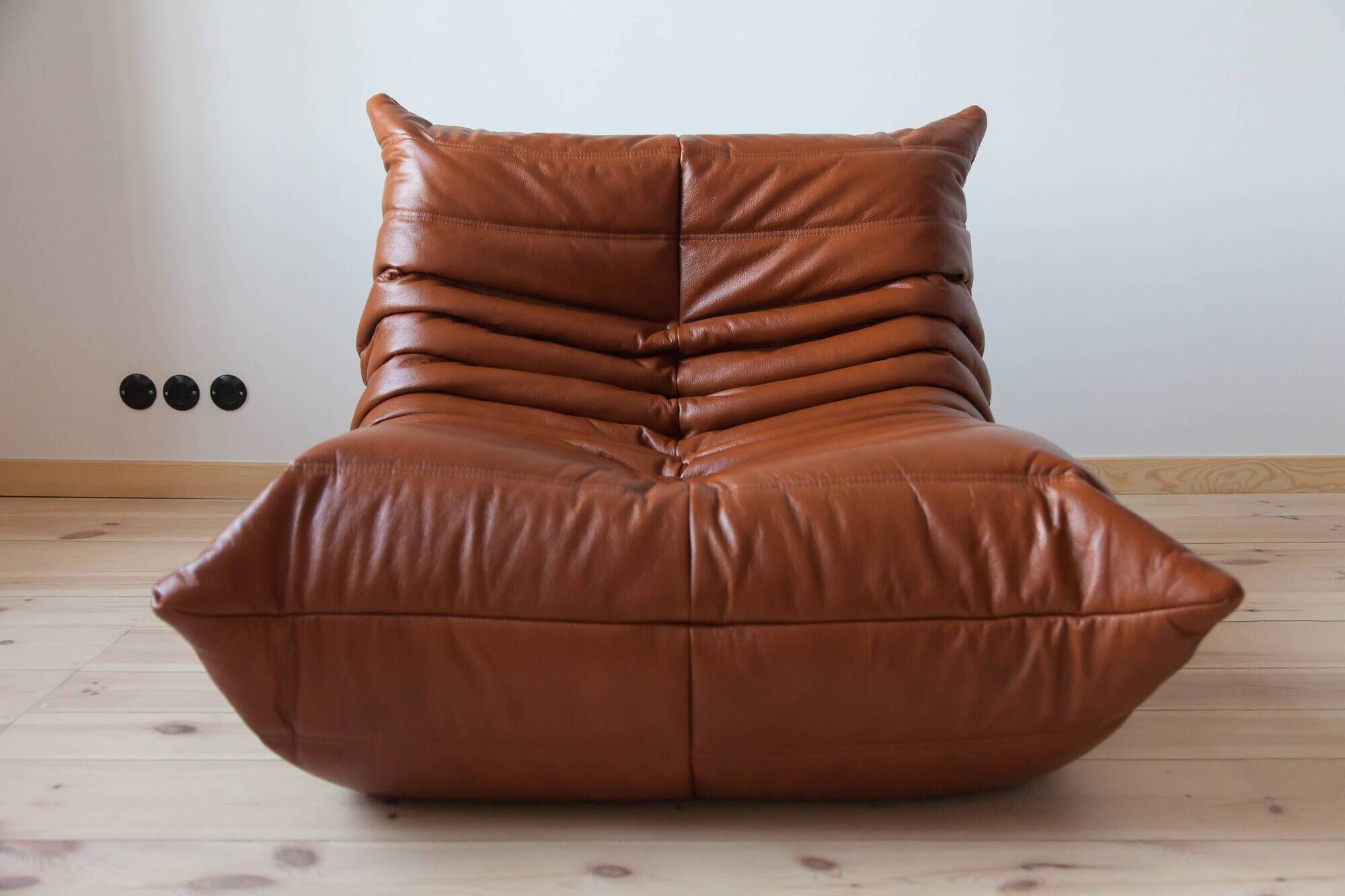 Ensemble Togo de canapé 2 places, fauteuil et pouf en cuir marron whiskey.